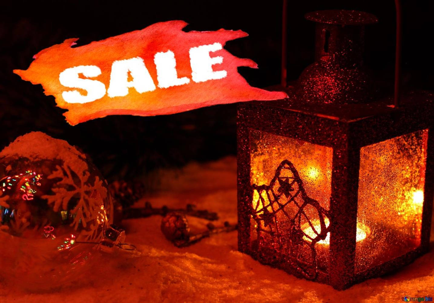 Sales 桌布 壁紙 — 發光的燈籠在雪地上投射出溫暖的光芒，旁邊是節日「特賣」標誌和裝飾品，在夜空下。