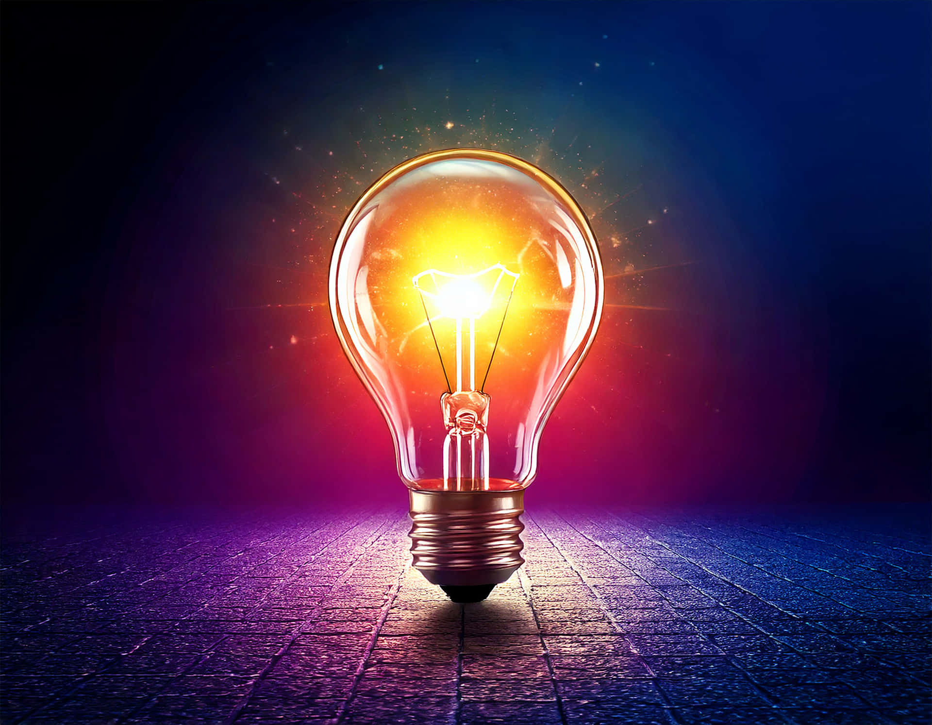 Light Bulb 壁紙 — 發光的白熾燈泡在帶有紫色和藍色色調的深色漸變背景上散發出溫暖的黃光。