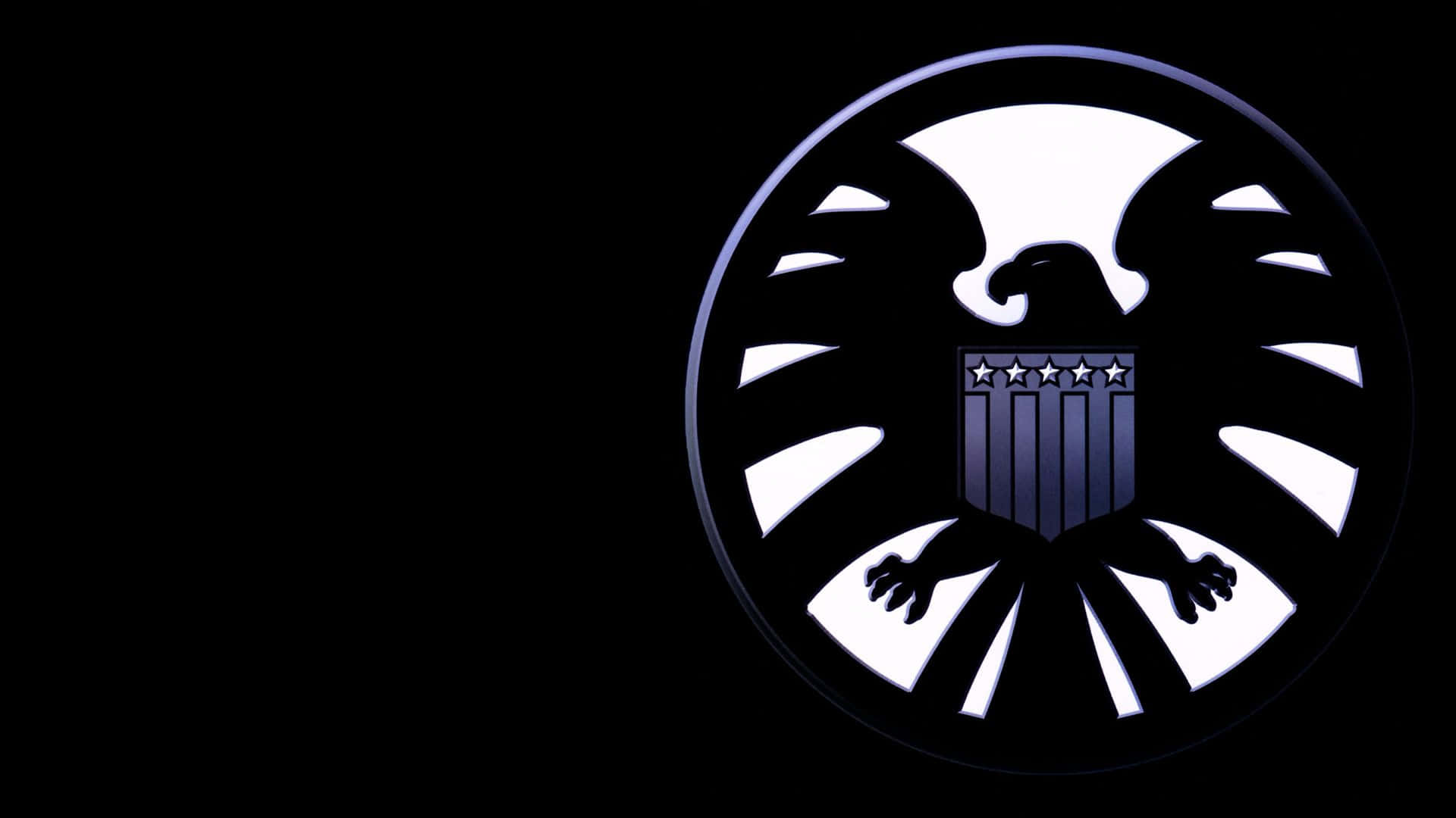shield 桌布 壁紙 — 發光的白色 S.H.I.E.L.D. 標誌，帶有鷹和盾牌設計，在純黑色背景上格外突出。