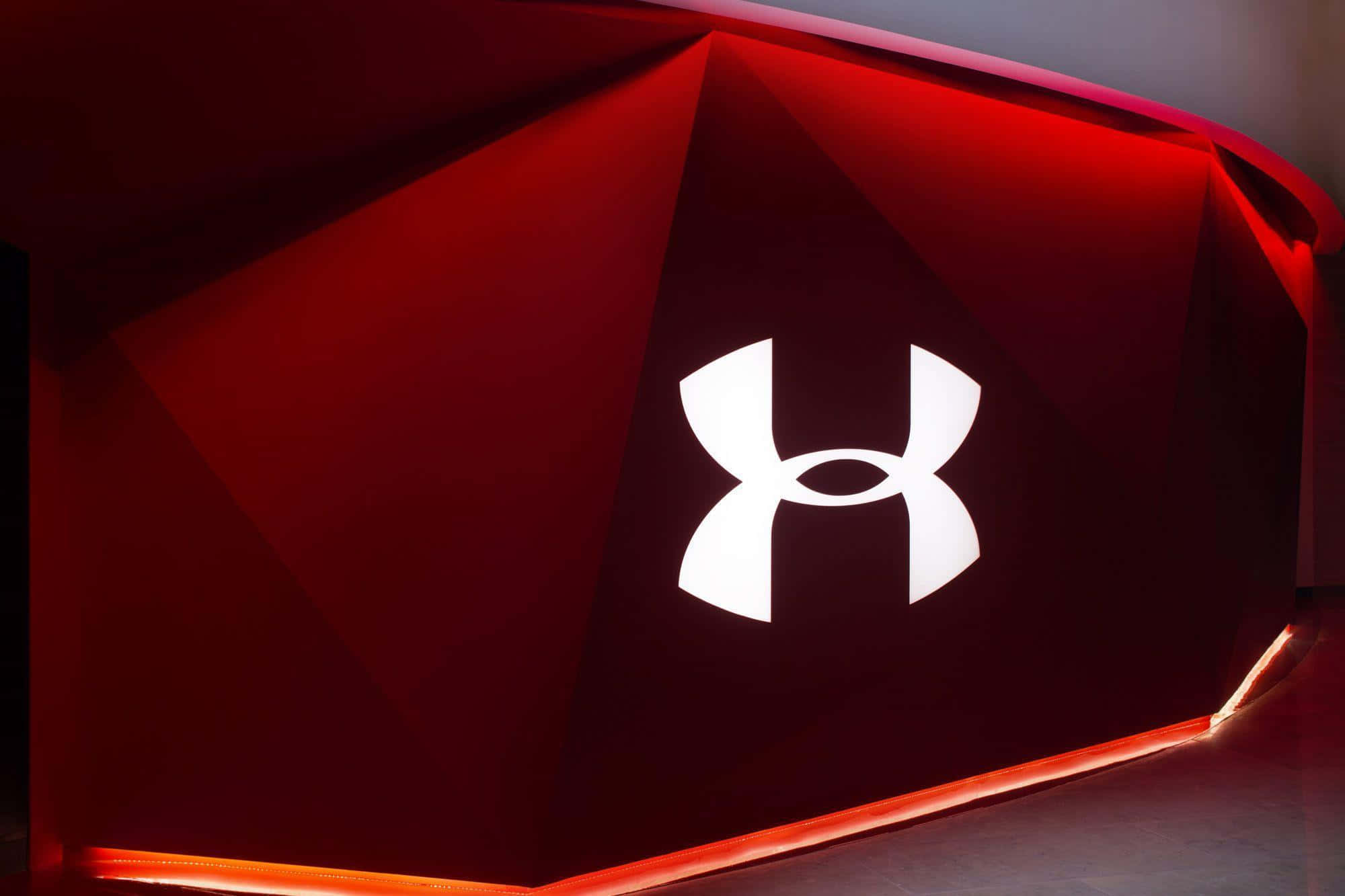 Under Armour 桌布 壁紙 — 發光的白色 Under Armour 標誌置中於幾何紅色牆壁上，帶有環境照明點綴。