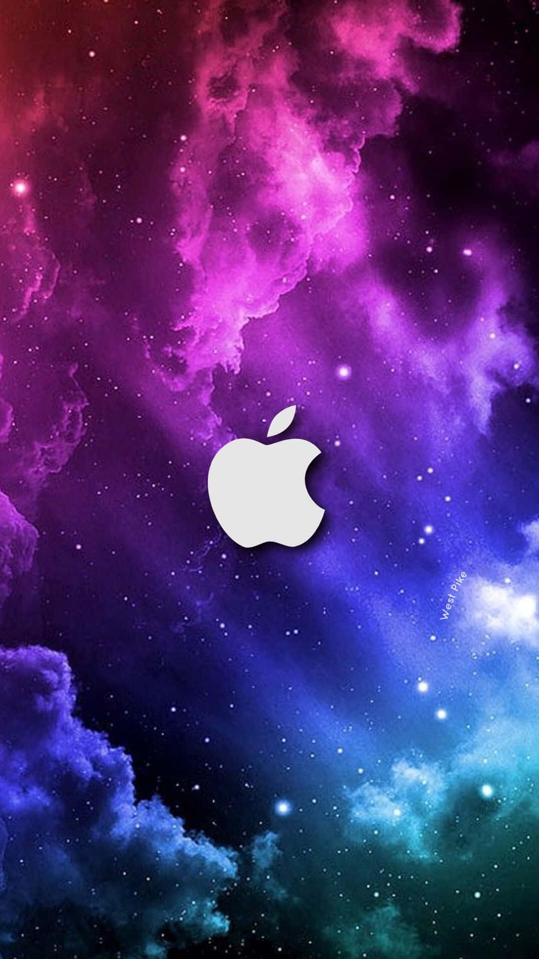iPhone 桌布 壁紙 — 發光的白色Apple標誌居中，背景是充滿活力的宇宙星雲，呈現紫色、藍色和藍綠色，並有閃爍的星星。