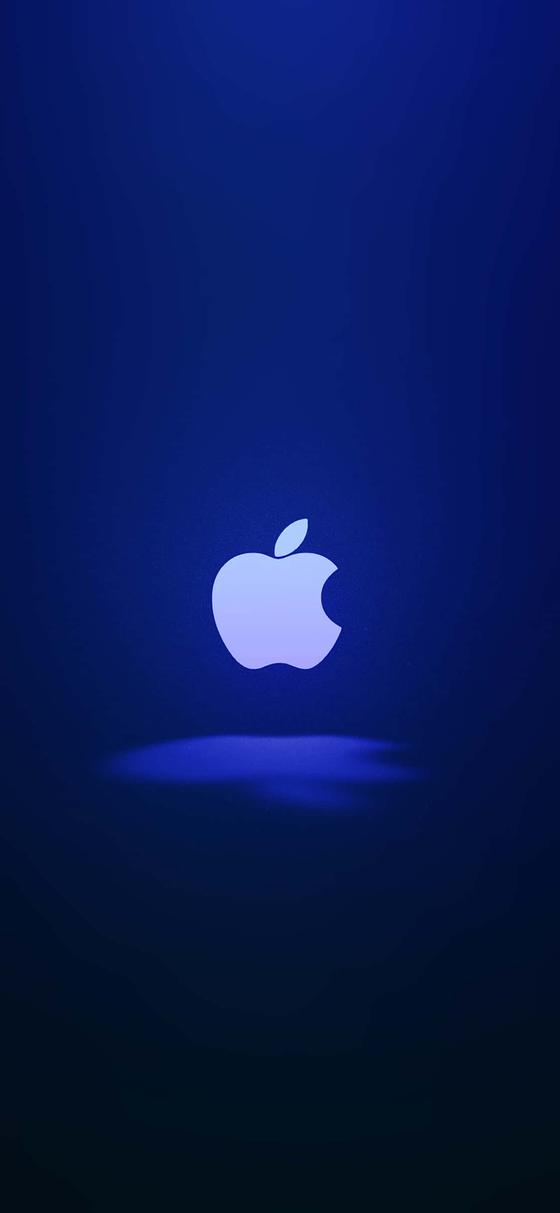 iPhone X Apple Logo 桌布 壁紙 — 發光的白色Apple標誌居中於深藍色漸變背景上，下方帶有柔和的光線反射。