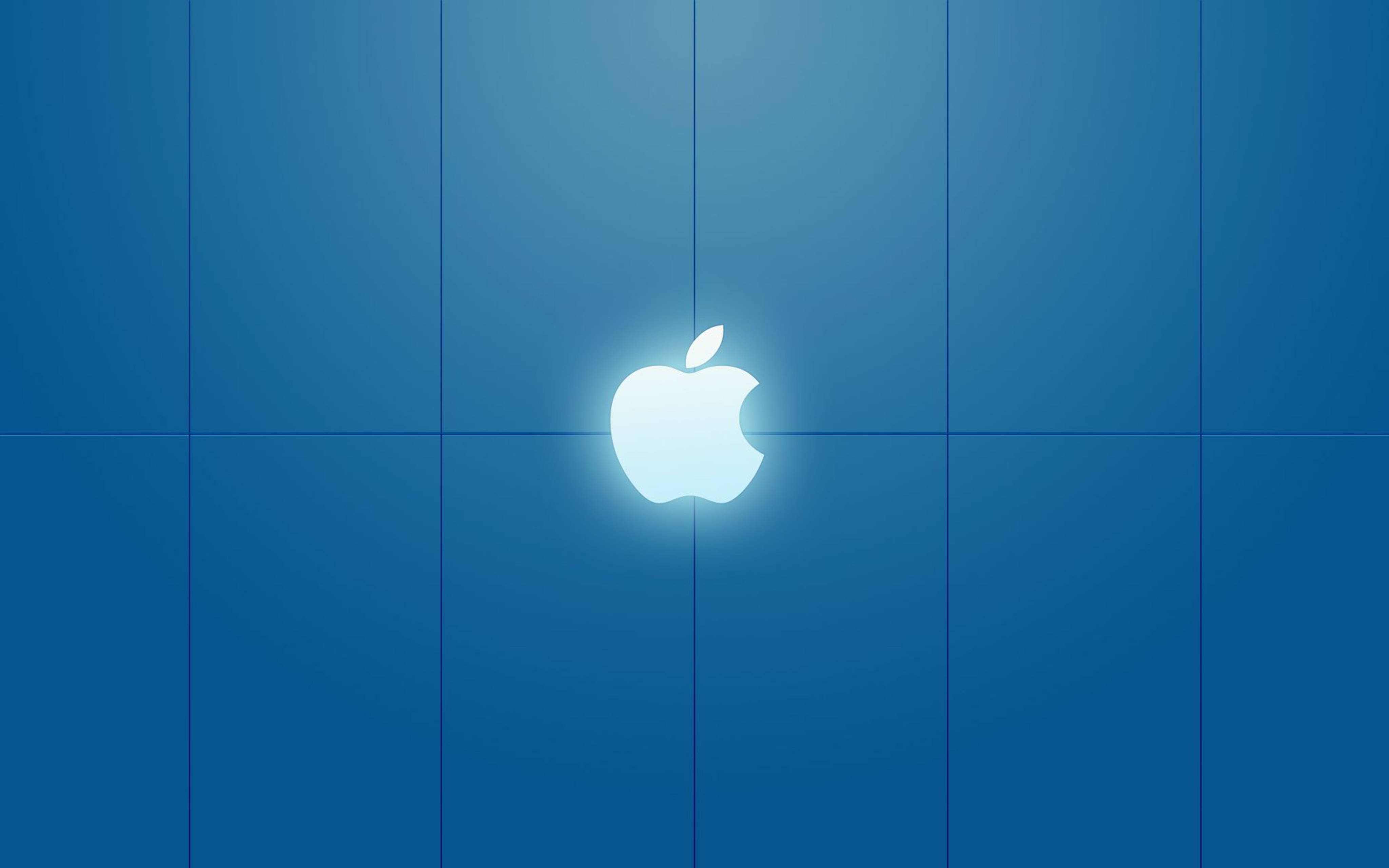 Apple 4K Ultra HD 桌布 壁紙 — 發光的白色Apple標誌居中於藍色瓷磚背景上，帶有柔和漸變照明。