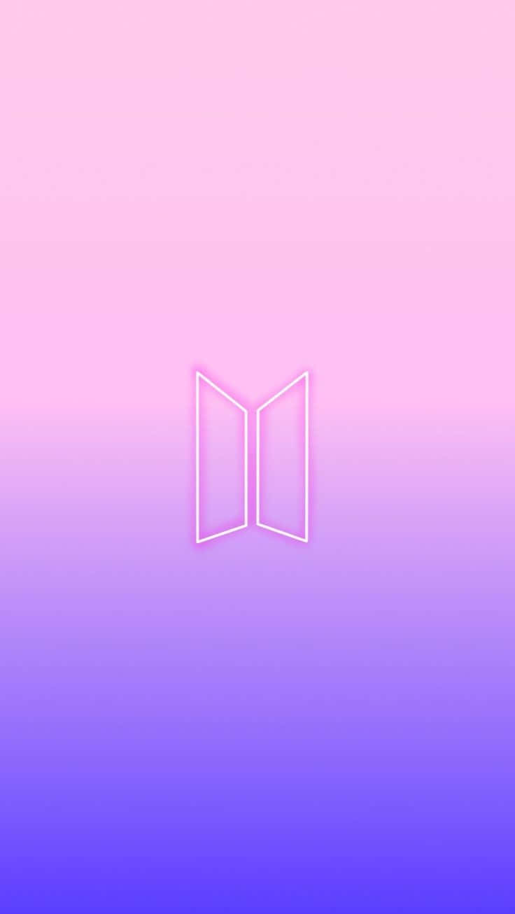 Bts Icon 桌布 壁紙 — 發光的白色BTS標誌輪廓，置於柔和粉紅到紫色漸變背景中央。