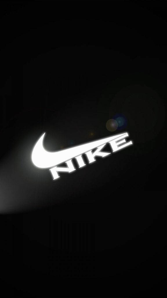 Nike iPhone 桌布 壁紙 — 發光的白色Nike標誌（包括勾號和文字）在純黑色背景上閃耀，帶有鏡頭光暈效果。