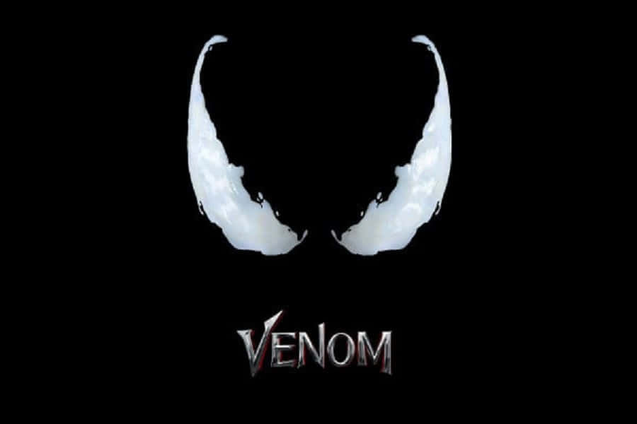 Venom Logo 桌布 壁紙 — 發光的白色Venom獠牙在黑色背景上形成強烈對比，下方以金屬字體寫著Venom一詞。