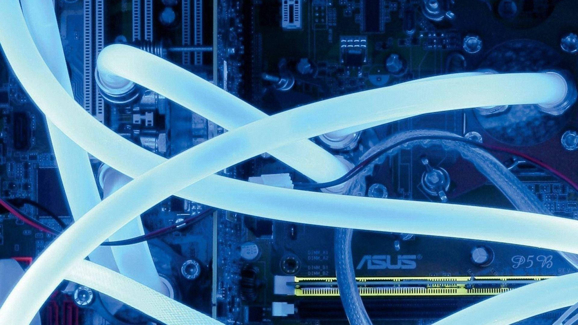 Motherboard 桌布 壁紙 — 發光的白色冷卻液管蜿蜒穿過帶有可見 ASUS 品牌的藍色電腦主機板。