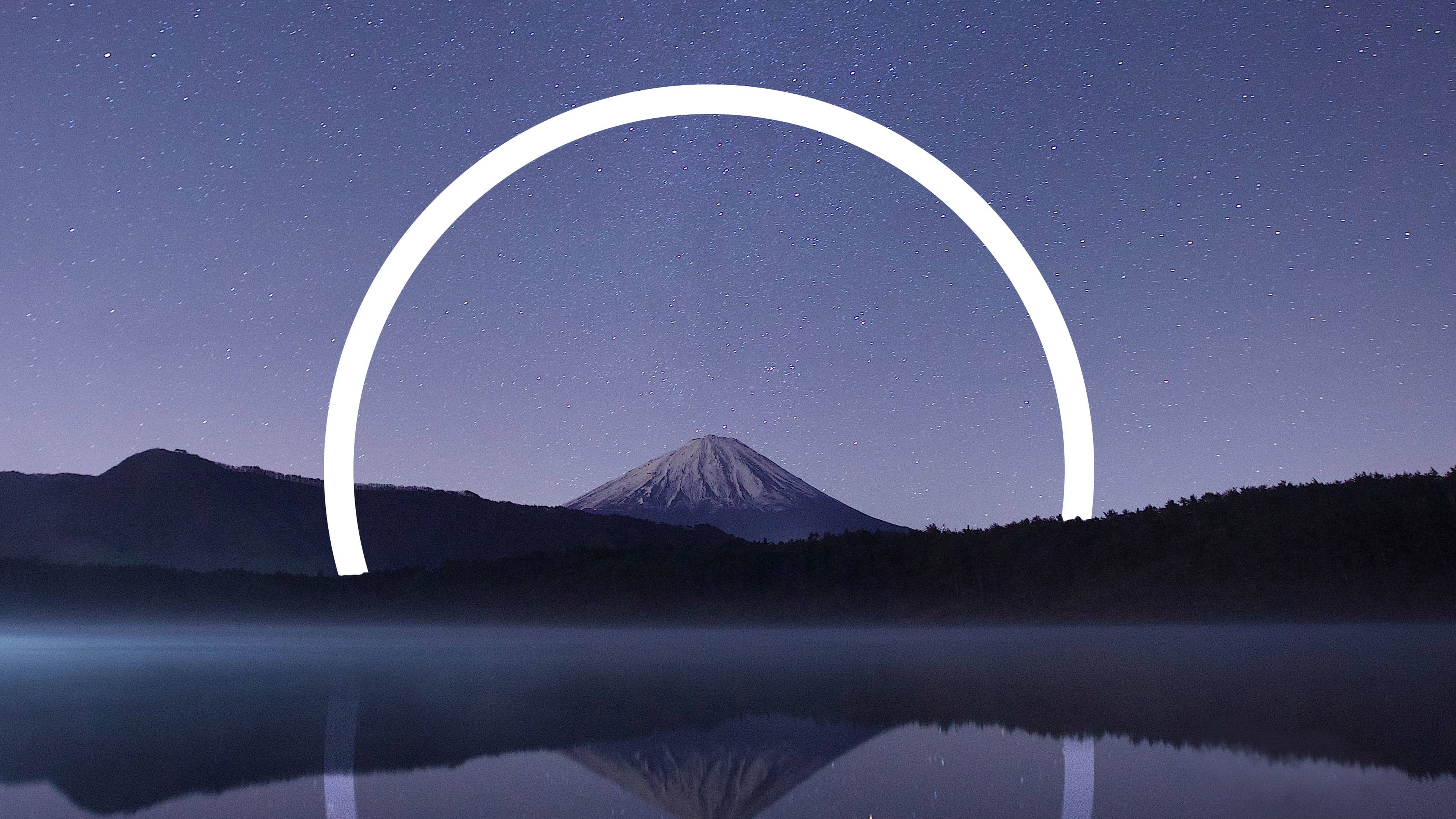 Windows 11 4K 桌布 壁紙 — 發光的白色拱門框住了星空下的富士山，完美倒映在下方平靜的湖面上。