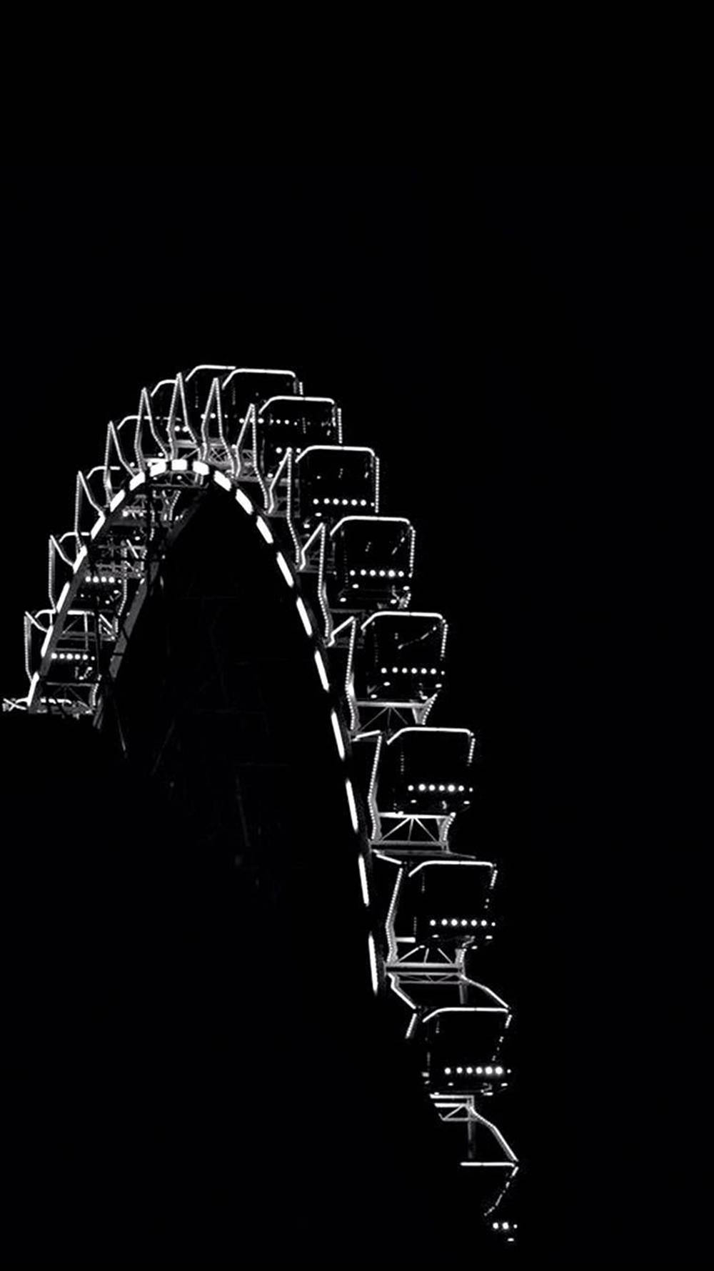 Monochrome 桌布 壁紙 — 發光的白色摩天輪剪影在漆黑的夜空中清晰可見。