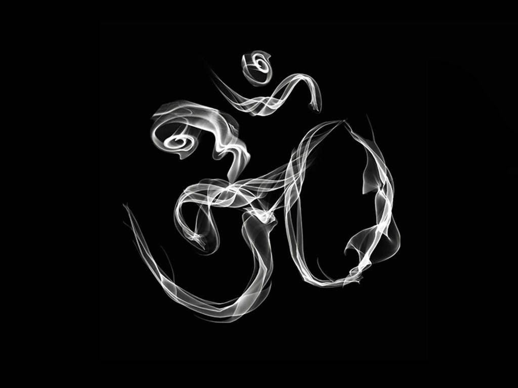 Ganesh 桌布 壁紙 — 發光的白色煙霧 Om 符號在純黑背景上旋轉，呈現寧靜的精神展示。