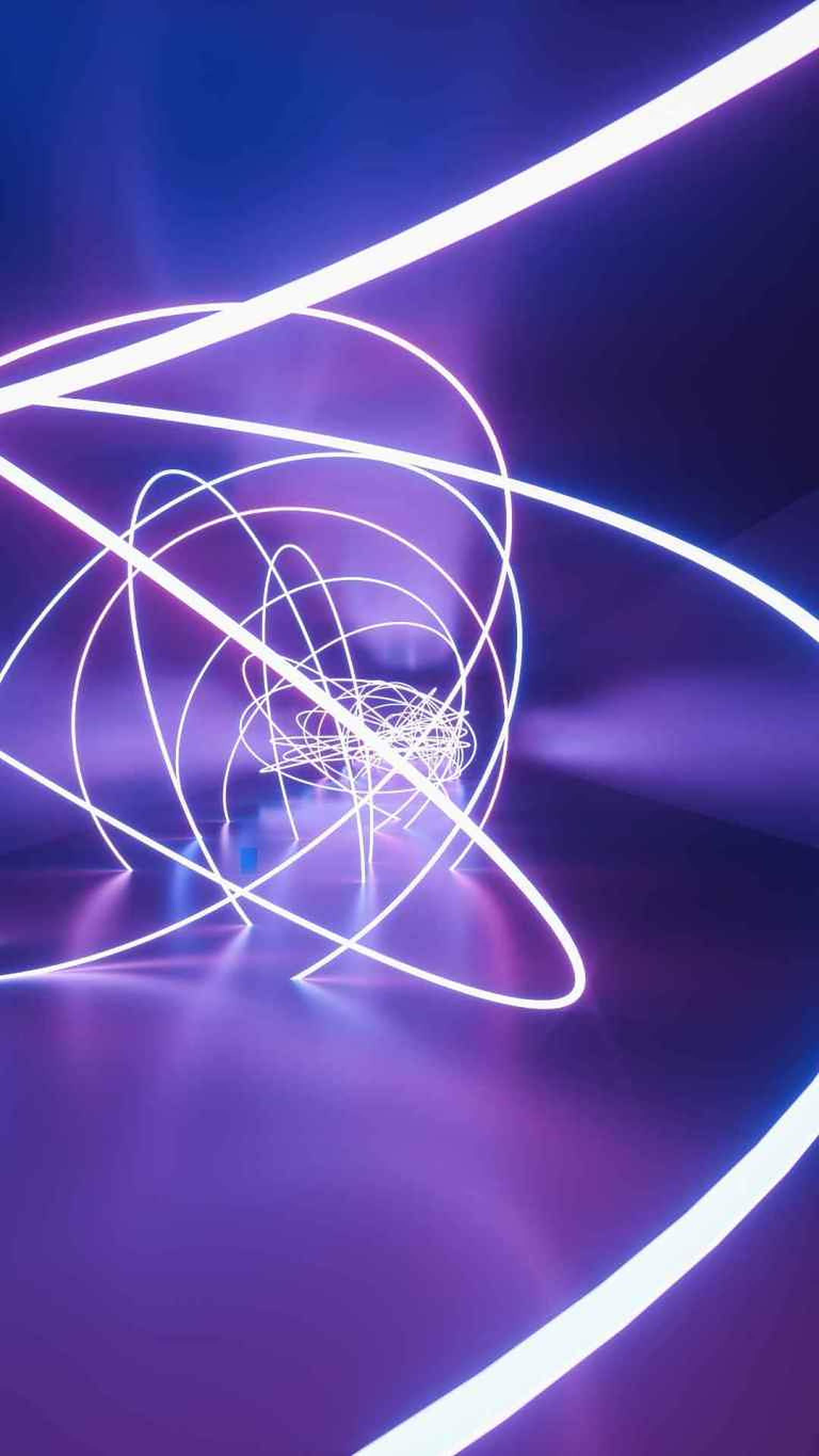 LED 桌布 壁紙 — 發光的白色霓虹線條在深紫色虛空中扭曲和螺旋，創造出未來感的隧道效果。