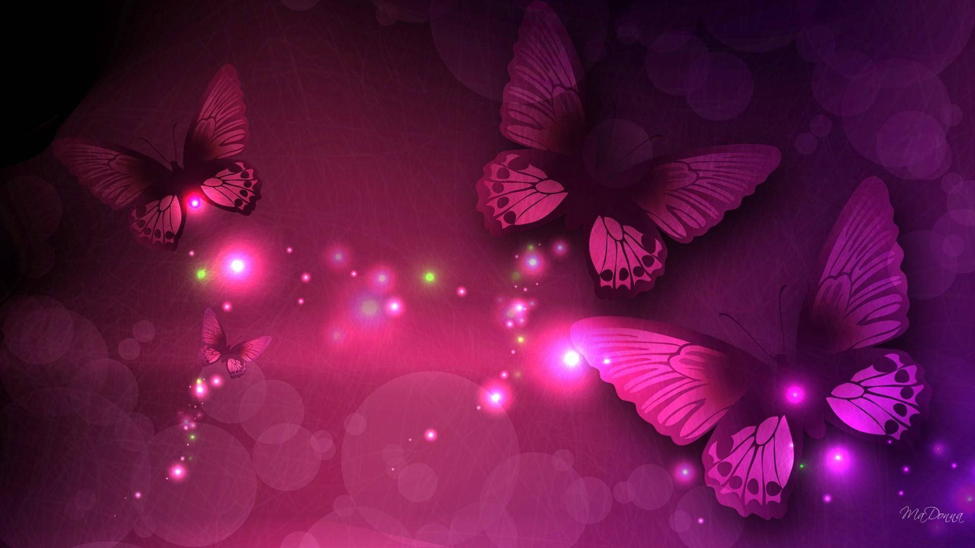 night butterfly 桌布 壁紙 — 發光的粉紅色和紫色蝴蝶在閃爍的光芒中飛舞，背景是夢幻的散景效果。