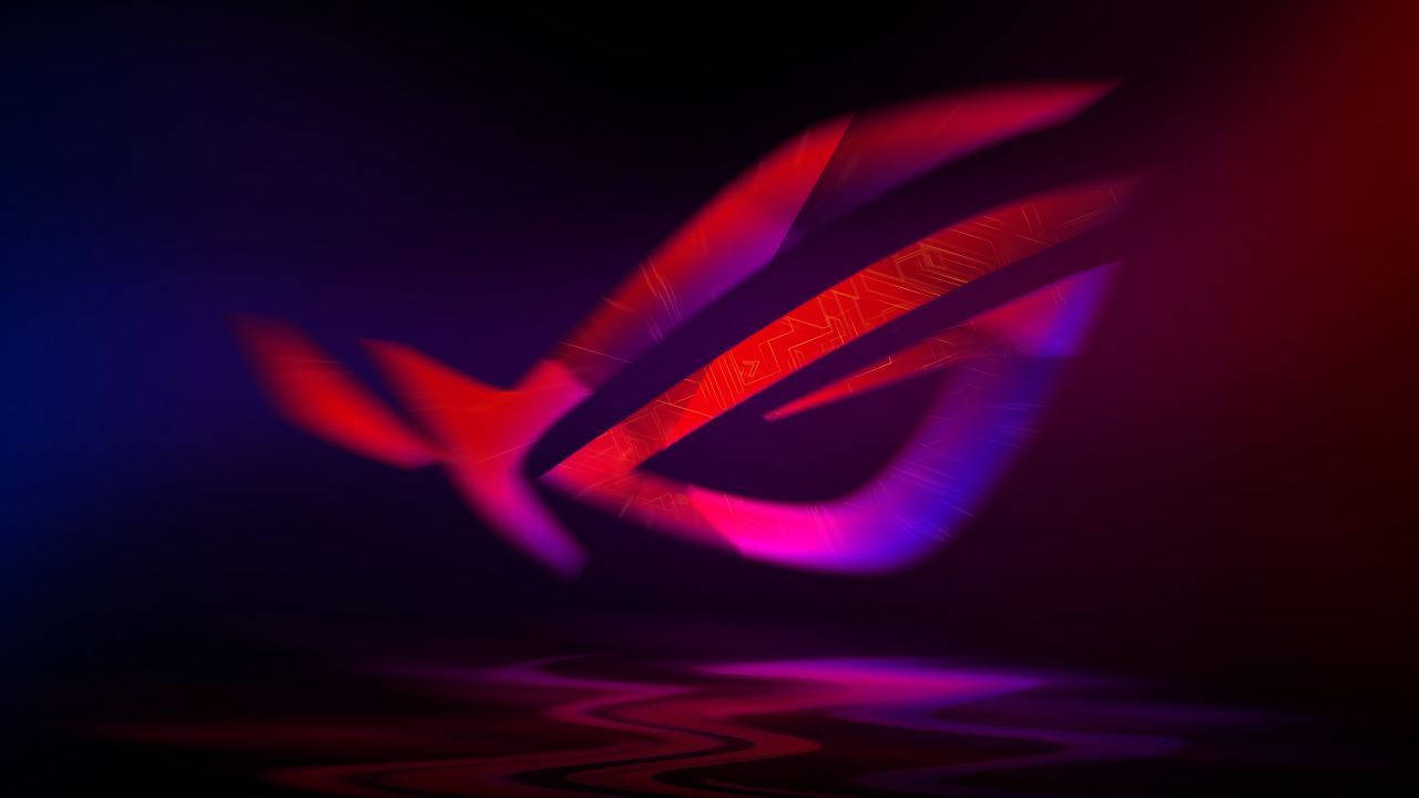華碩 ROG 桌布 壁紙 — 發光的紅色和紫色ROG標誌帶有電路圖案，懸浮在反射表面上方，背景為深色漸變。