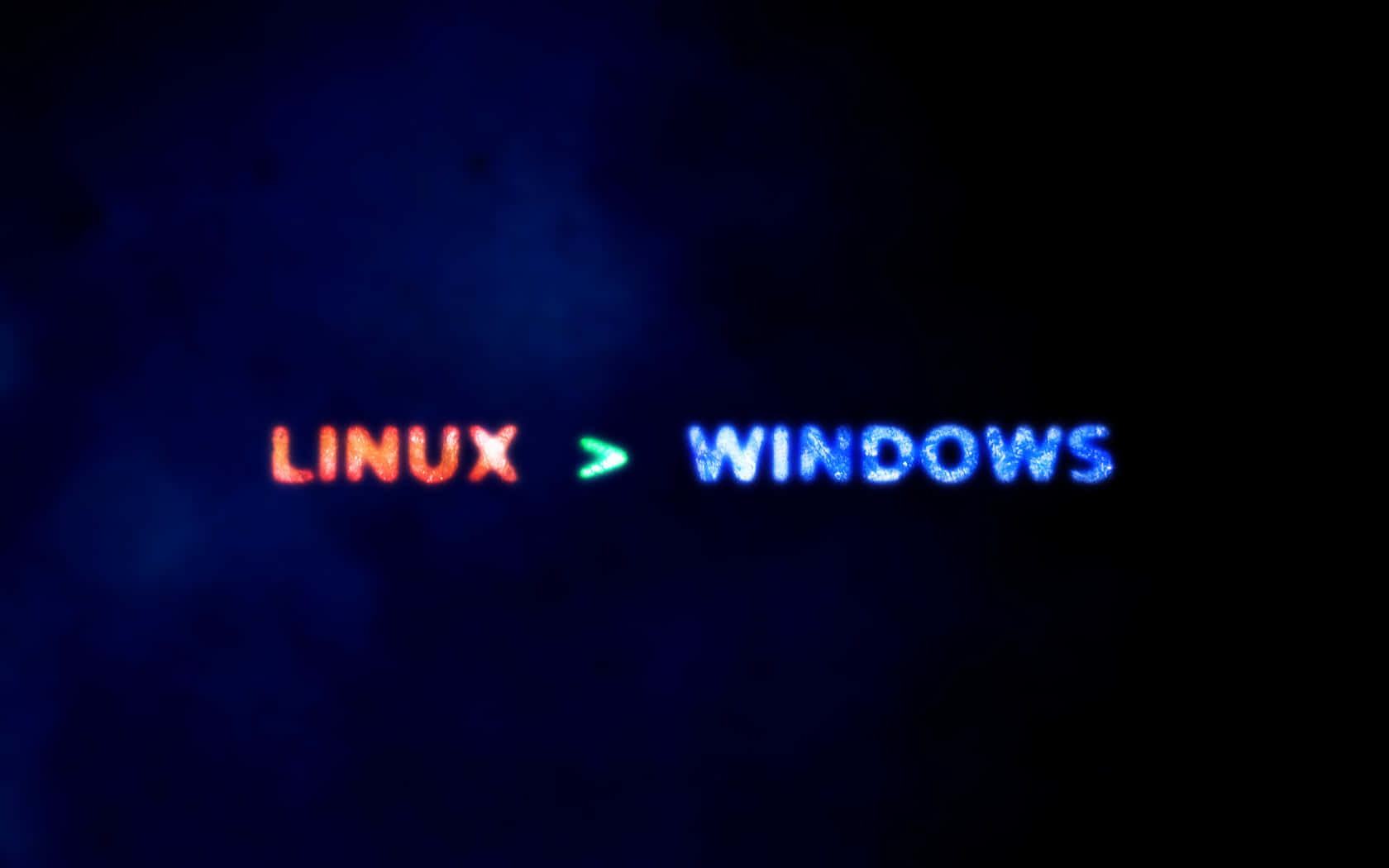 Linux 桌布 壁紙 — 發光的紅色和藍色文字在黑暗煙霧背景上顯示 linux 大於 windows。