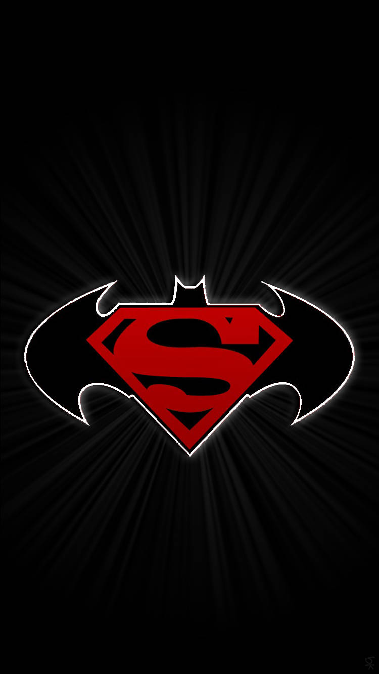 superman symbol iPhone 桌布 壁紙 — 發光的紅色超人S盾牌與白色蝙蝠俠蝙蝠剪影融合，背景為黑色，帶有放射光線。
