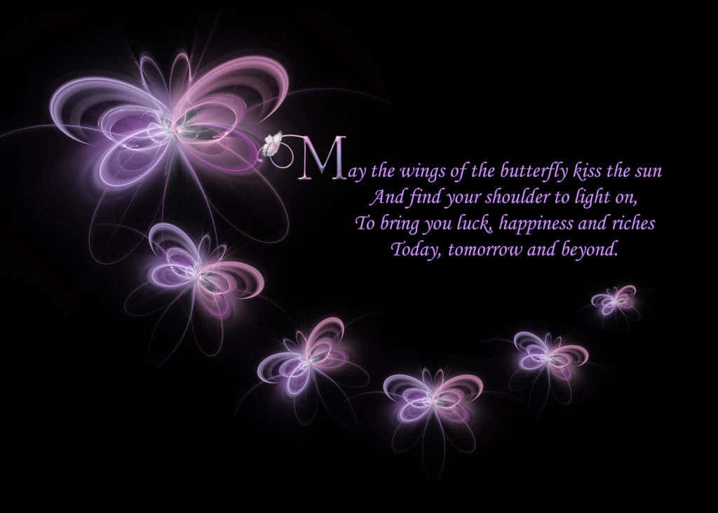 Butterfly Quotes 桌布 壁紙 — 發光的紫色和白色碎形蝴蝶在黑色背景上漂浮，旁邊是關於運氣和幸福的詩意訊息。