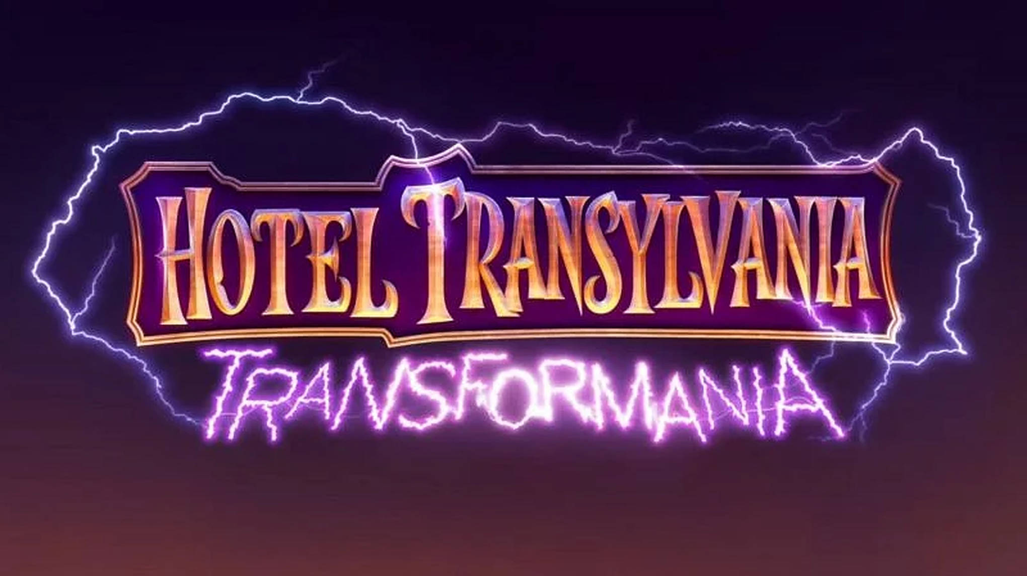 hotel transylvania transformania 桌布 壁紙 — 發光的紫色和金色「Hotel Transylvania Transformania」標誌在深色漸變背景上帶有電光閃爍。