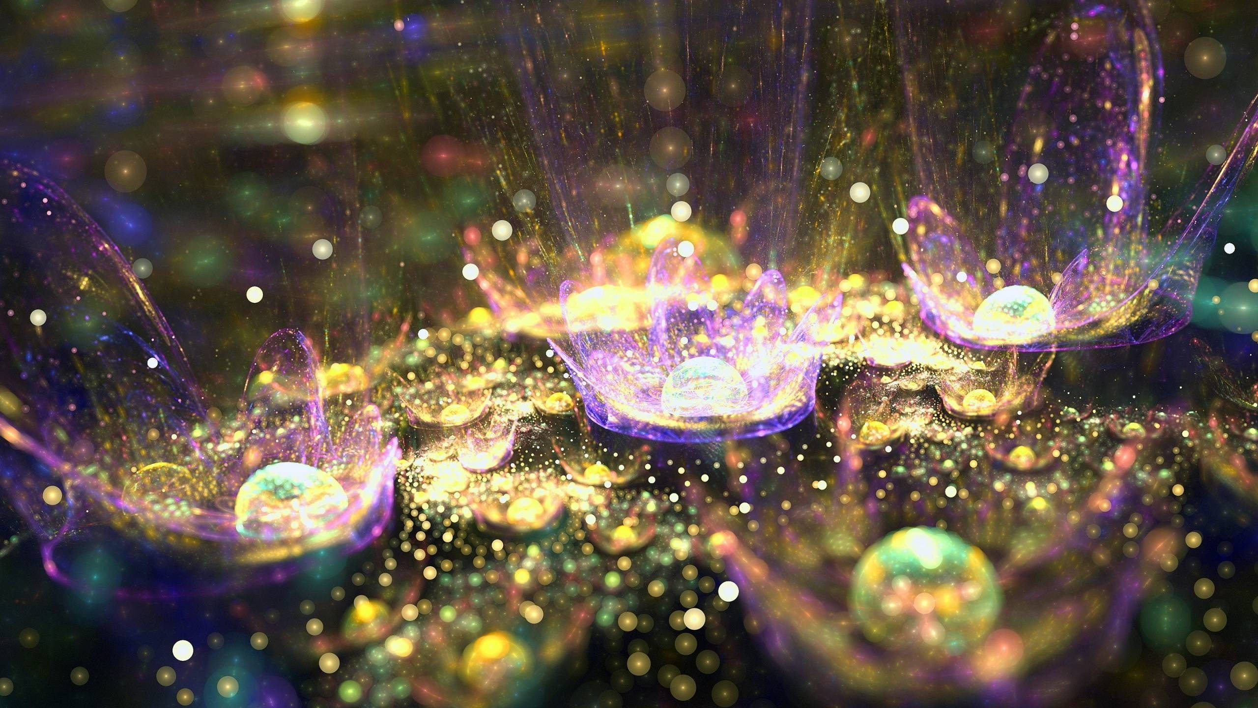 Sparkly 桌布 壁紙 — 發光的紫色和金色晶體結構在閃爍的粒子中漂浮，構成宇宙抽象場景。