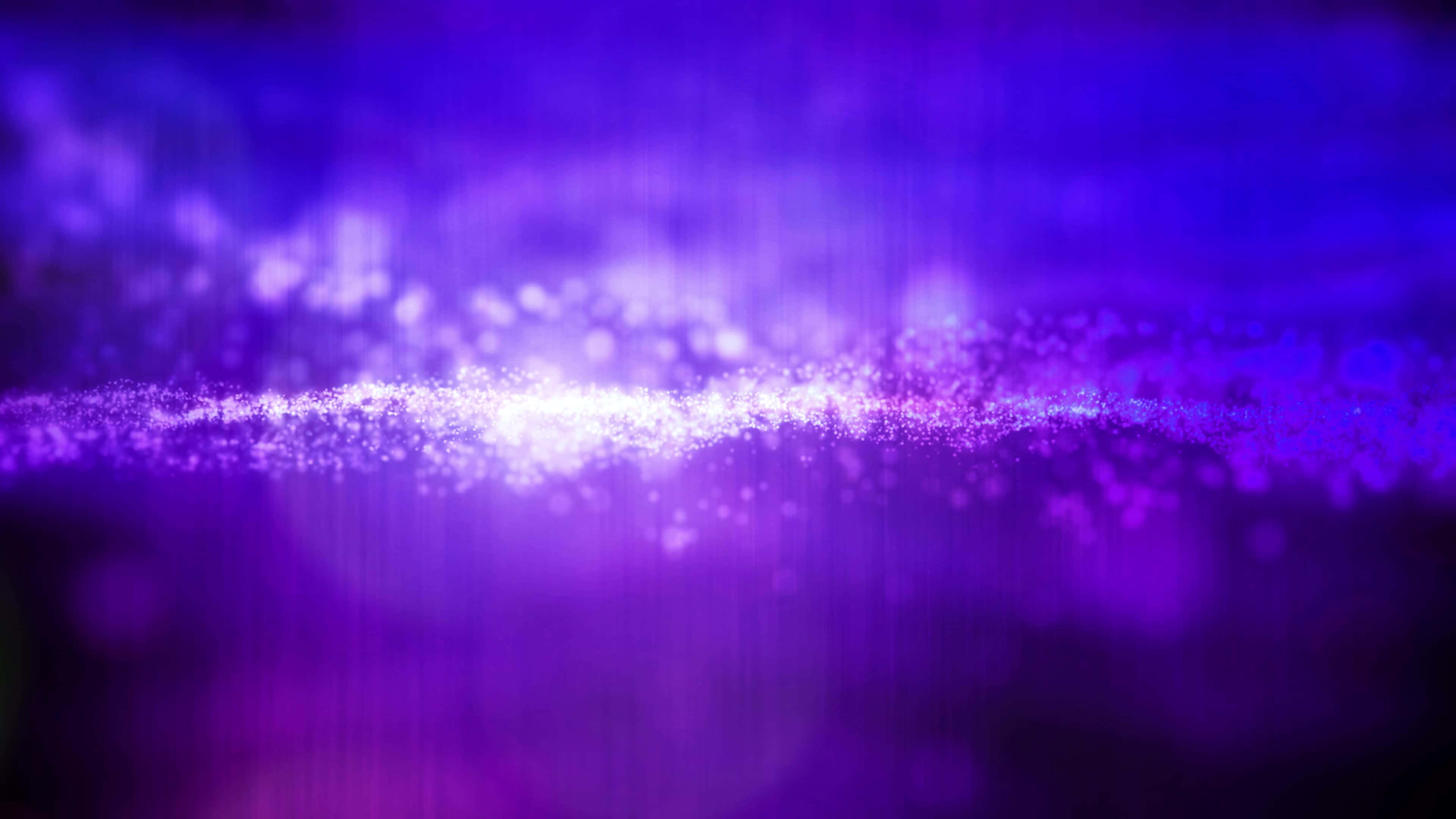 Ethereal 桌布 壁紙 — 發光的紫色粒子波在柔和模糊的漸變背景上閃耀著明亮的白色火花。