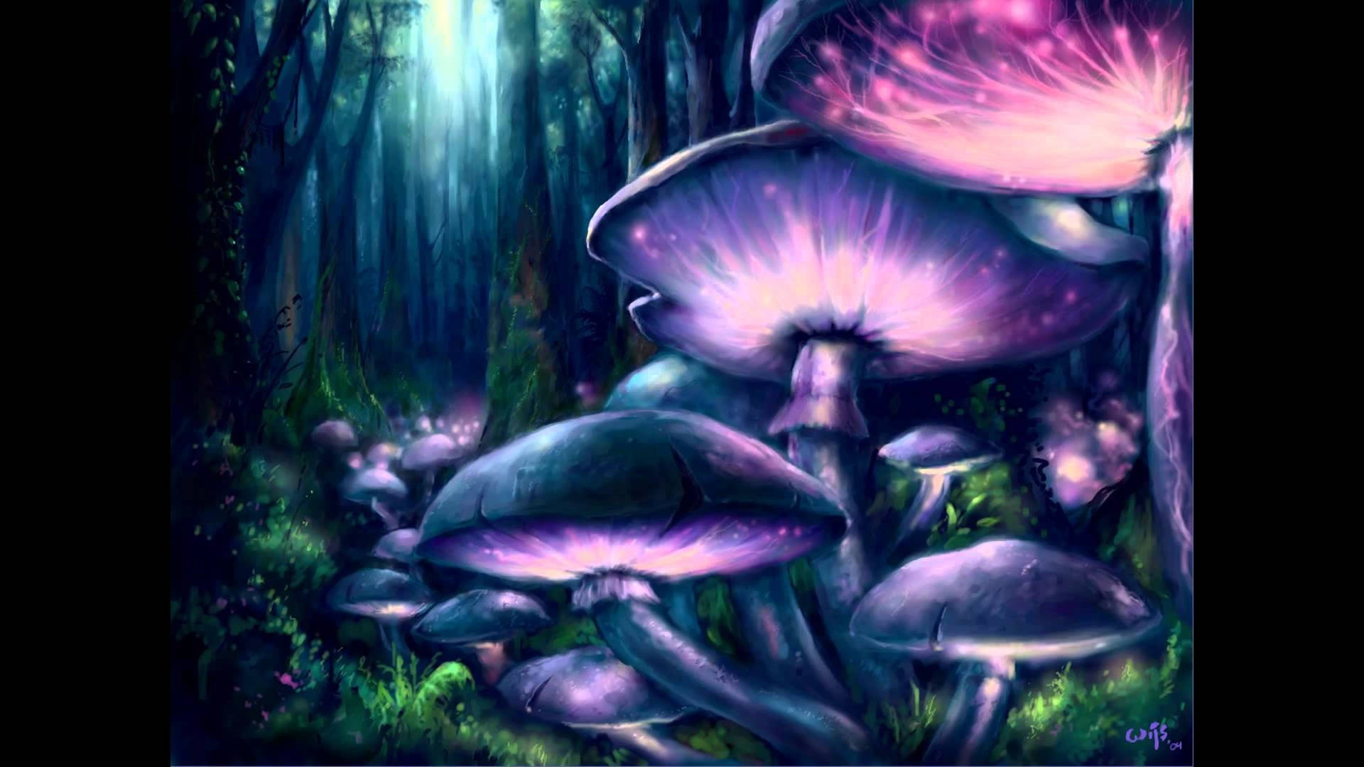 Psychedelic Mushroom 桌布 壁紙 — 發光的紫色蘑菇帶有閃亮的粉紅色菌蓋，從長滿苔蘚的森林地面冒出，在高聳樹木間透出的空靈藍光下閃爍。