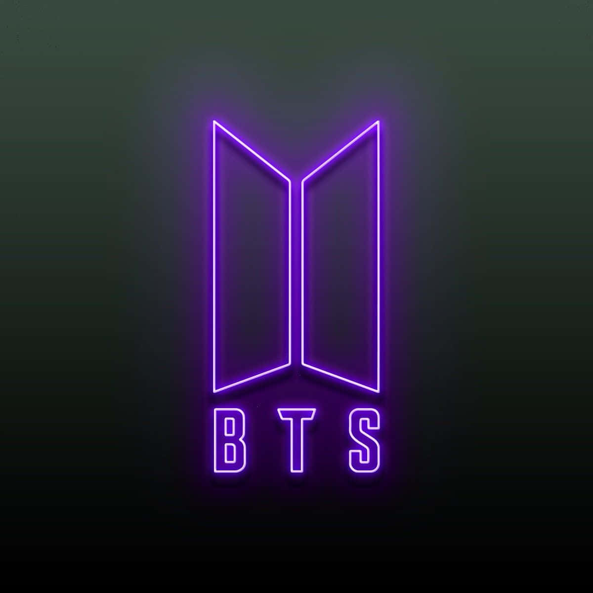 Bts Icon 桌布 壁紙 — 發光的紫色霓虹BTS標誌，帶有蝴蝶翅膀，在深色漸變背景上。