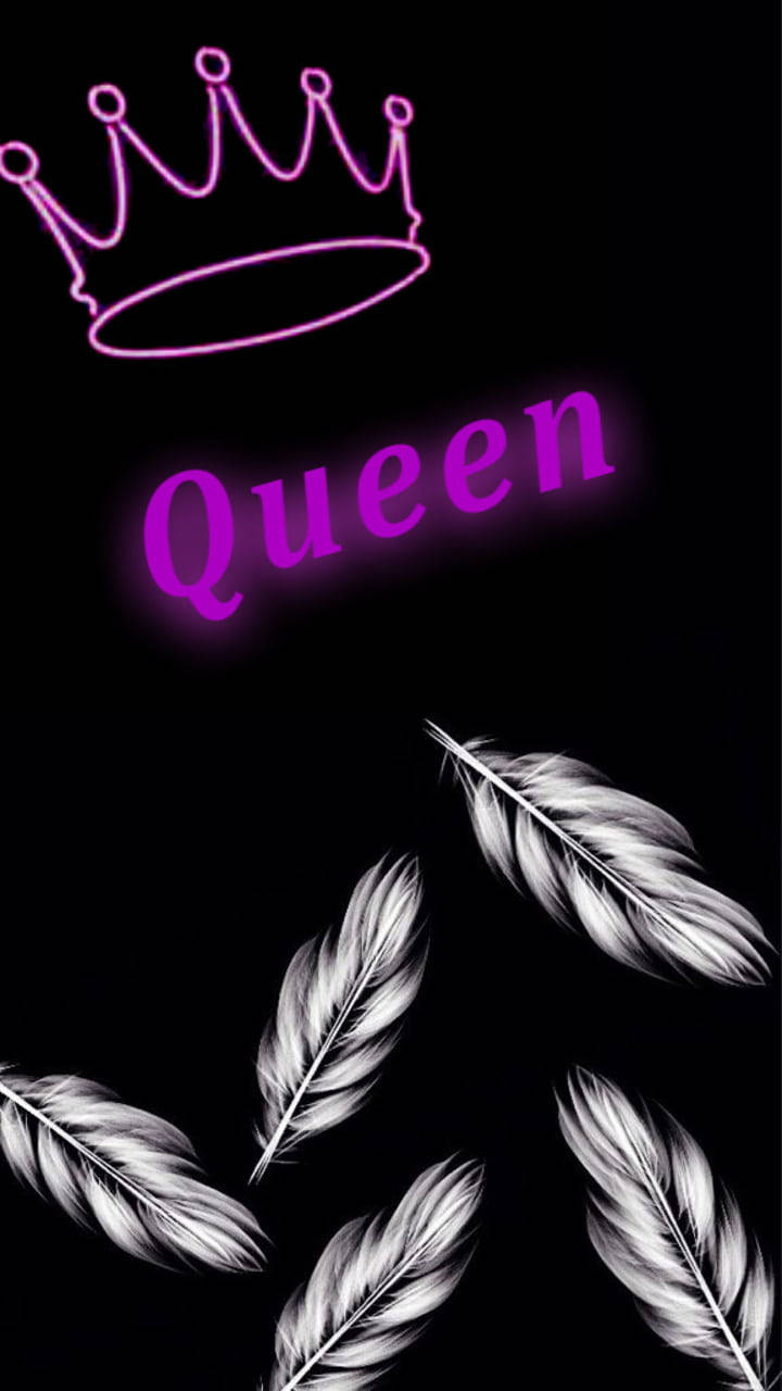Black Queen 桌布 壁紙 — 發光的紫色霓虹皇冠和單詞 queen 漂浮在黑色背景上飄落的白色羽毛之上。
