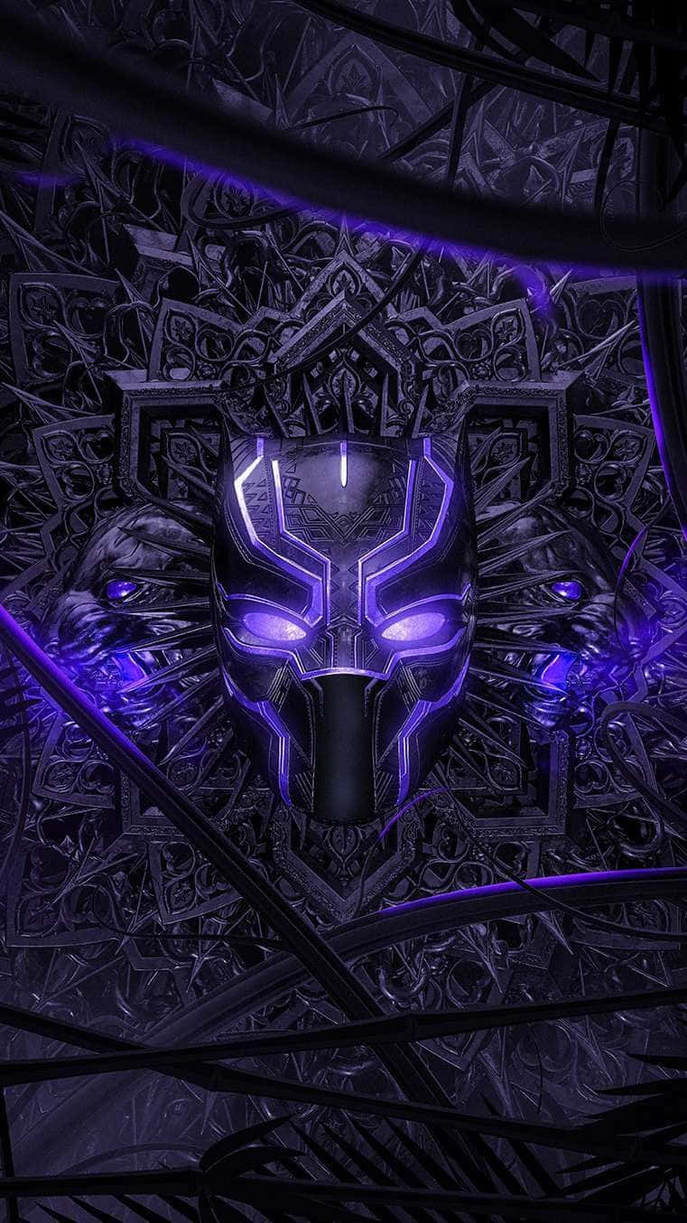 Vibranium 桌布 壁紙 — 發光的紫色黑豹面具，居中於複雜的黑暗圖案中，帶有發光的眼睛和華麗的部落設計。