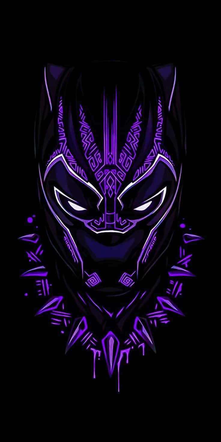 Black Panther 壁紙 — 發光的紫色黑豹面具，帶有複雜的部落圖案和銳利的幾何設計，背景為黑色。