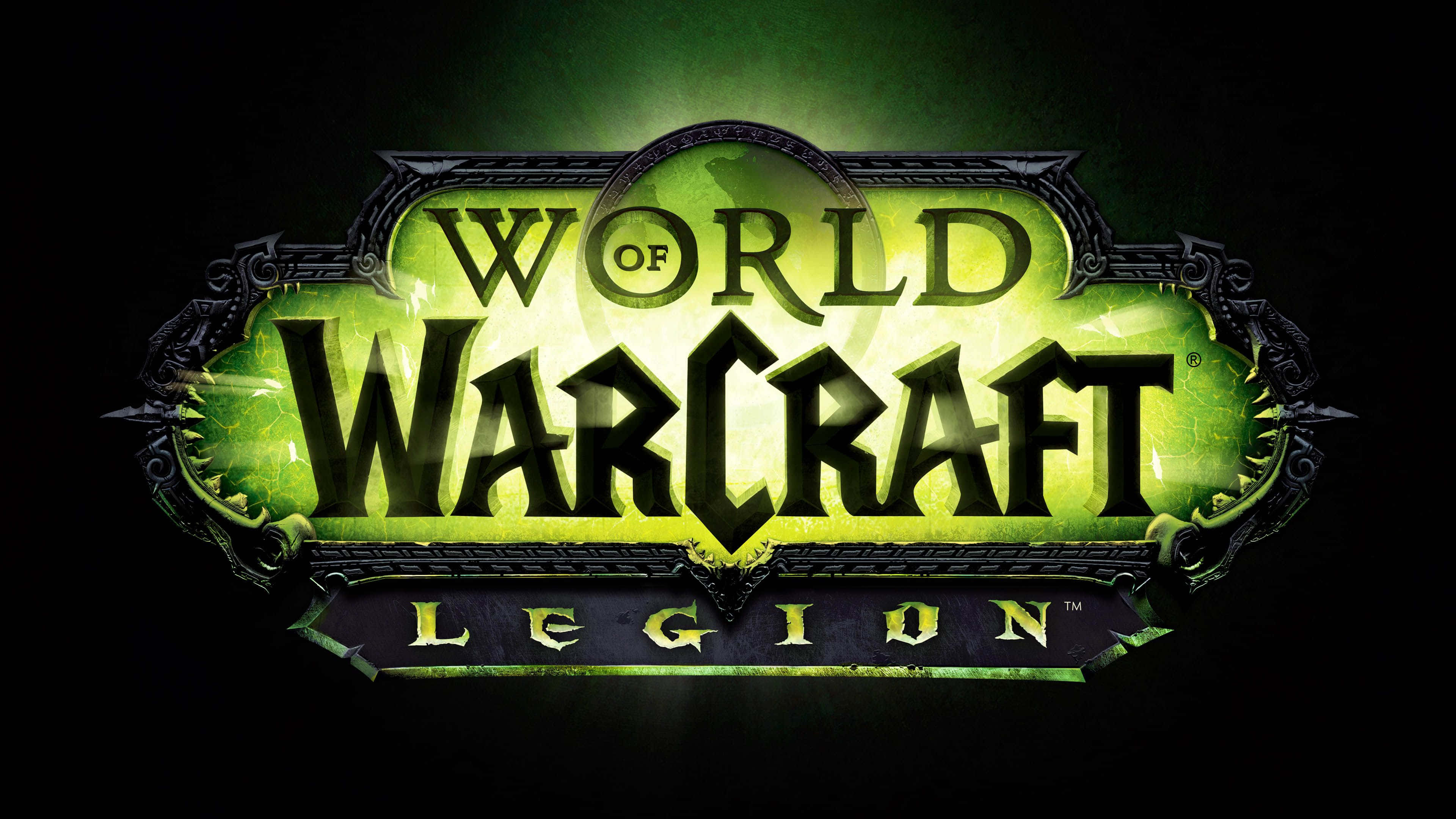 高清 桌布 壁紙 — 發光的綠色World of Warcraft Legion標誌在帶有華麗黑色邊框的深色背景上閃耀。