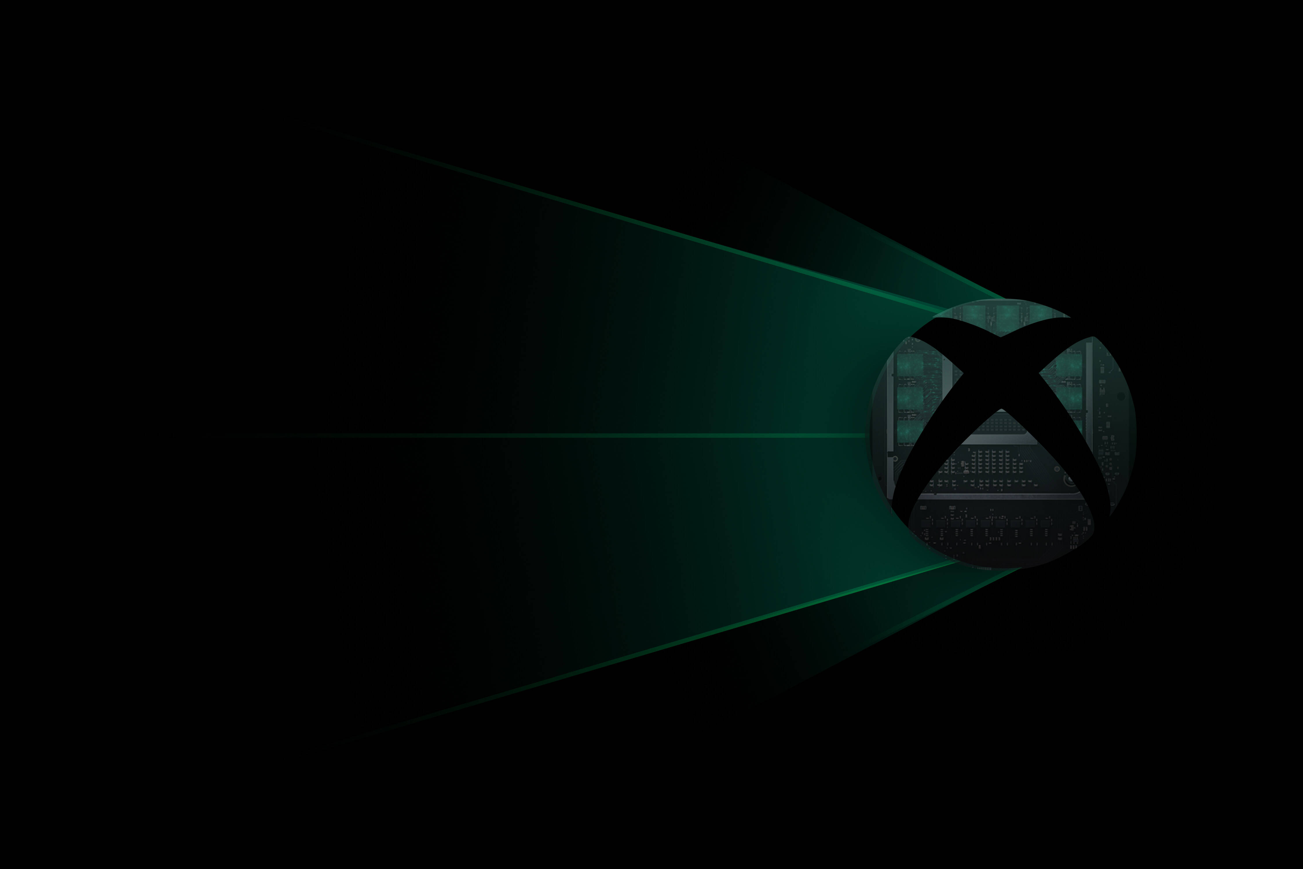 X 桌布 壁紙 — 發光的綠色Xbox標誌在黑暗背景中發出輻射光束，揭示內部的電路。