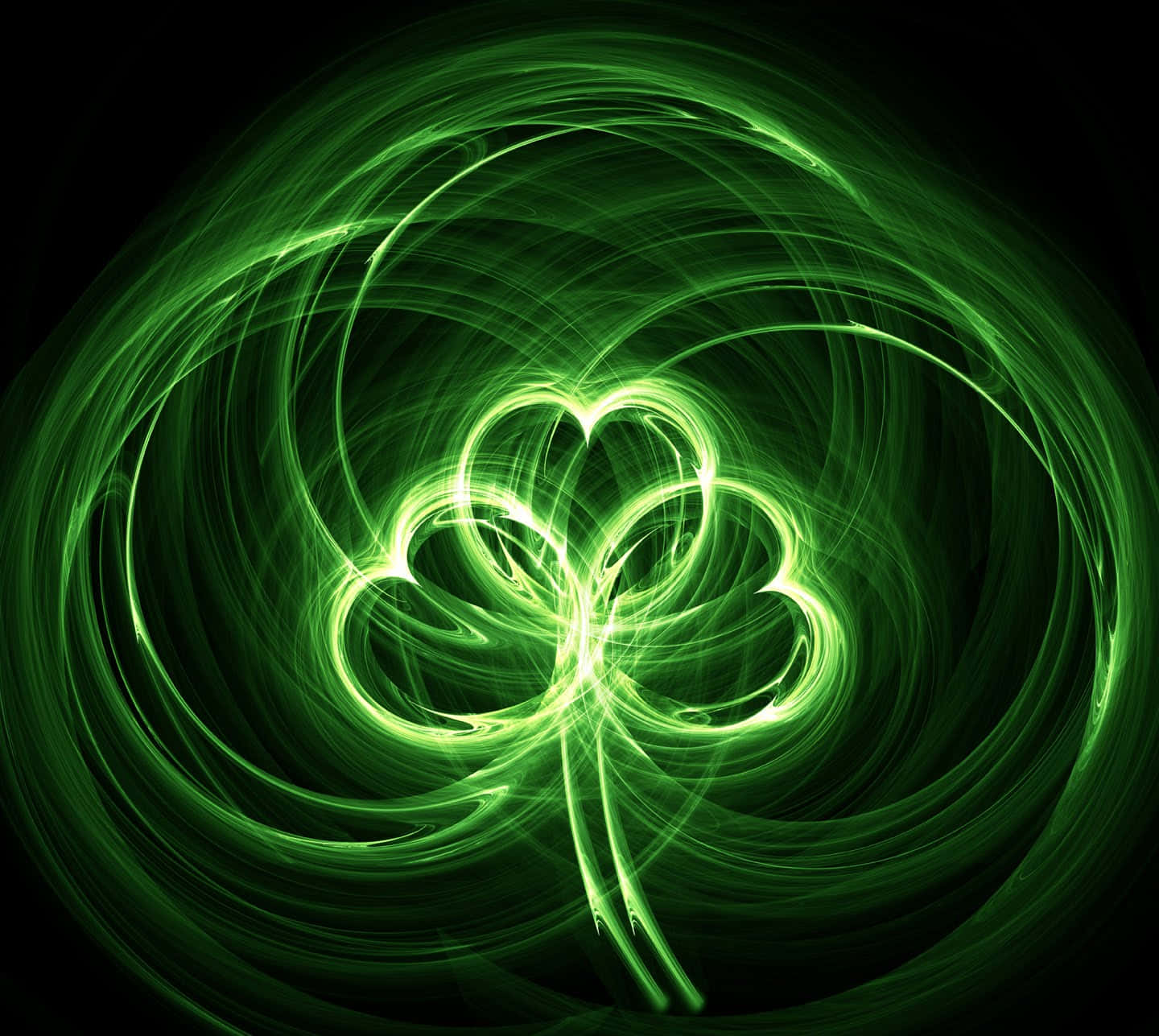 Celtic Irish 桌布 壁紙 — 發光的綠色四葉草在黑色背景上旋轉，散發出輻射能量。