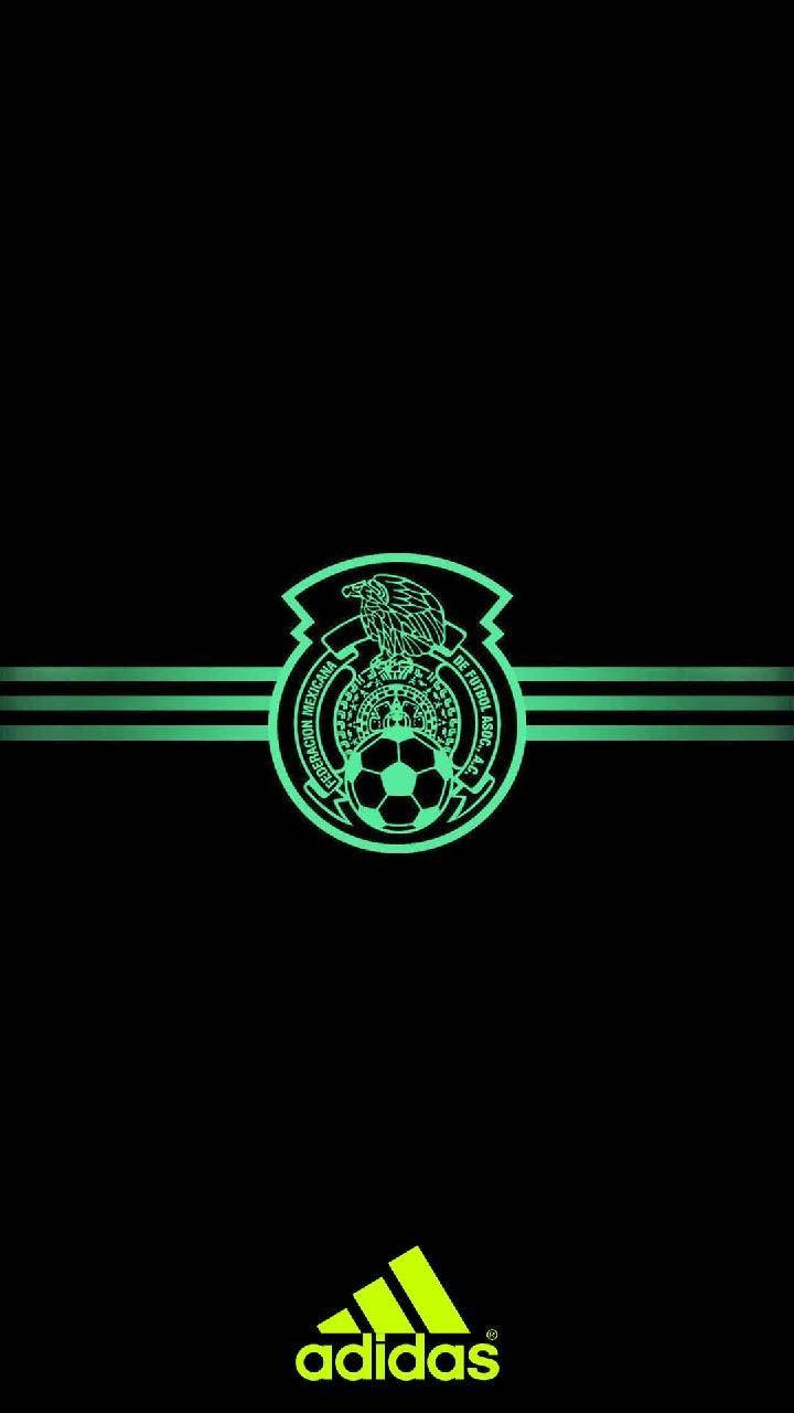 Mexican 桌布 壁紙 — 發光的綠色墨西哥國家足球隊徽章，中央有足球和老鷹標誌，黑色背景，下方有Adidas標誌。