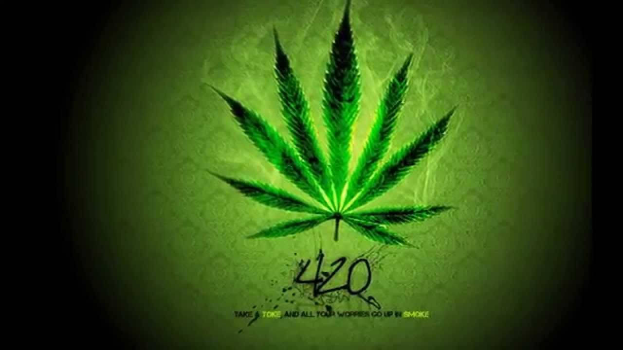 大麻 桌布 壁紙 — 發光的綠色大麻葉在帶有紋理的深綠色背景上散發光芒，下方有「420」塗鴉。