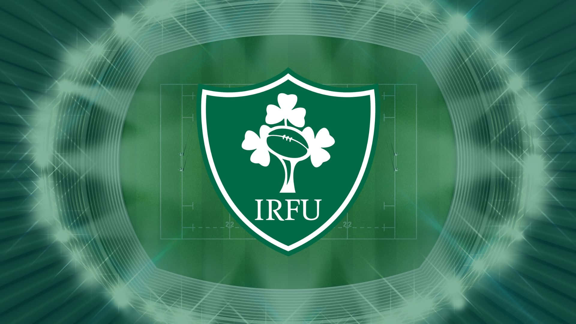 Ireland Rugby 桌布 壁紙 — 發光的綠色橄欖球場背景，帶有愛爾蘭橄欖球聯盟標誌，包括三葉草和橄欖球。