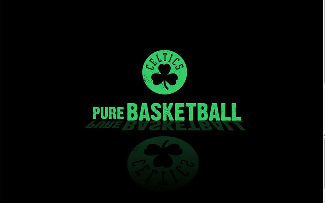 桌布 壁紙 — 發光的綠色波士頓塞爾提克標誌和「Pure Basketball」文字在帶有微妙反射的黑色背景上脫穎而出。