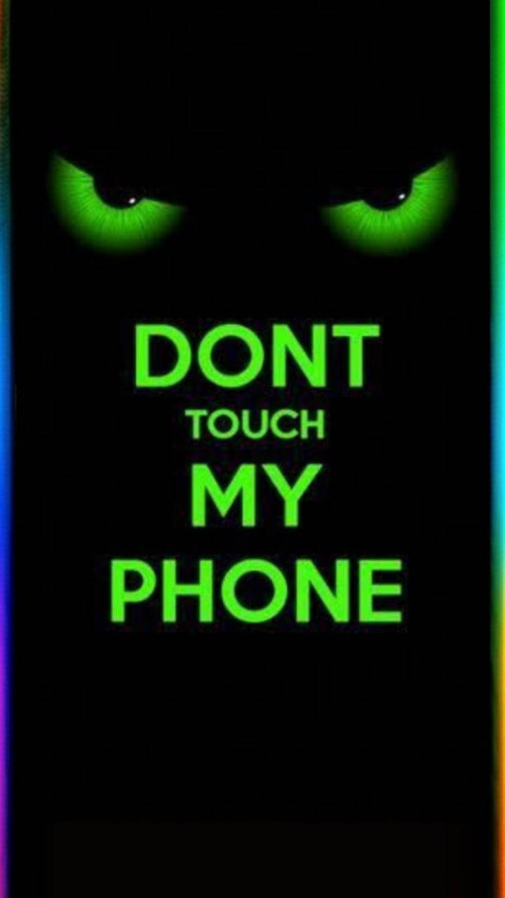 Phone Screen 桌布 壁紙 — 發光的綠色眼睛從黑暗中威脅地凝視，上方有粗體綠色文字警告不要觸摸手機。