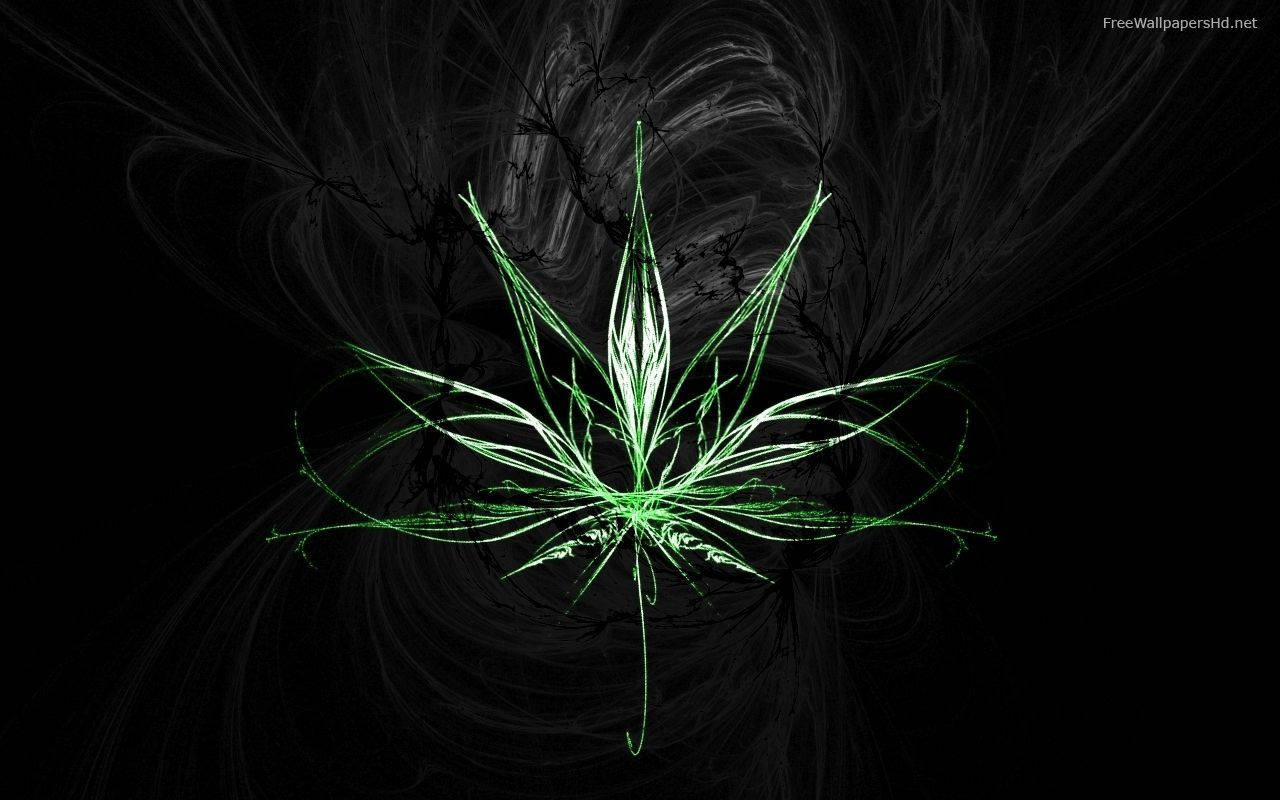 大麻 桌布 壁紙 — 發光的綠色碎形大麻葉在旋轉的黑灰色抽象背景上放射光芒。