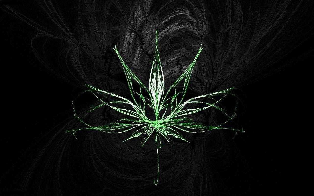 大麻 桌布 壁紙 — 發光的綠色碎形大麻葉在旋轉的黑灰色抽象背景上放射光芒。