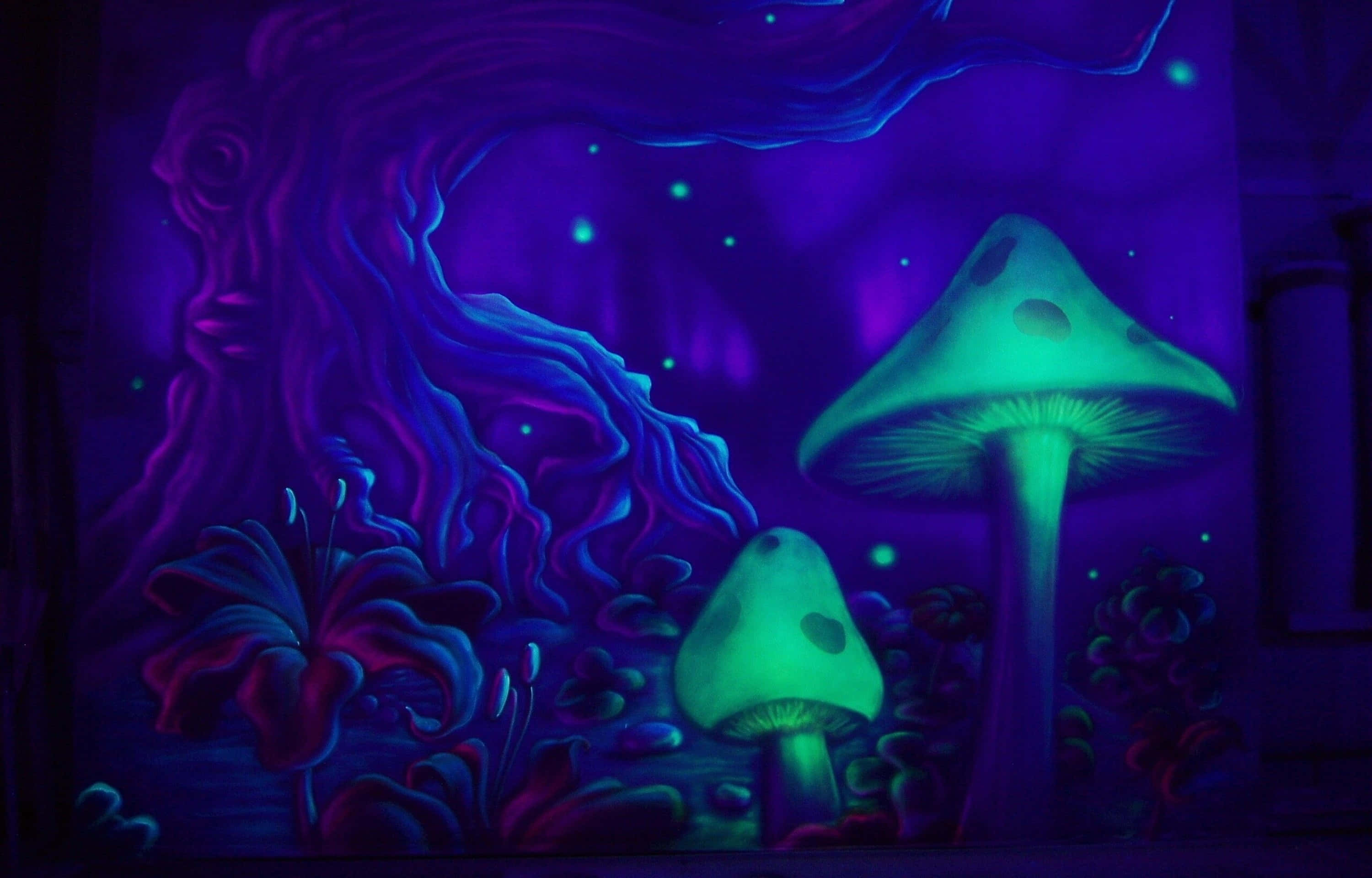 Dope Trippy 桌布 壁紙 — 發光的綠色蘑菇和一棵扭曲的樹，在繁星點點的紫色天空下，呈現超現實的森林場景。