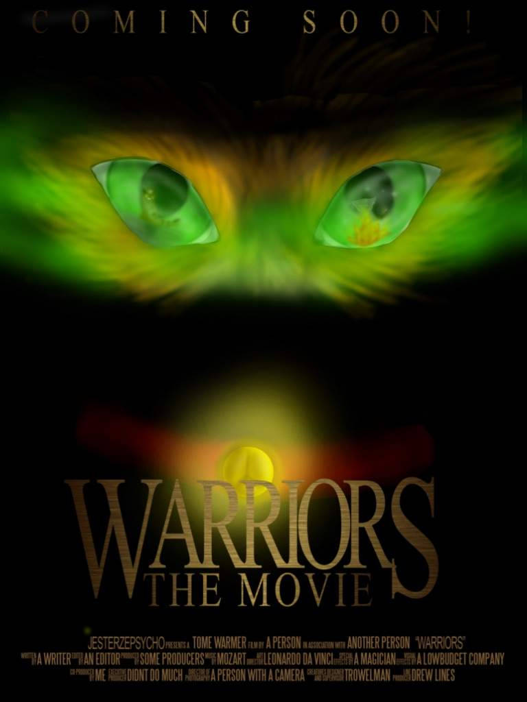 Warrior Cats 桌布 壁紙 — 發光的綠色貓眼從黑暗中凝視著金色太陽和電影標題上方。