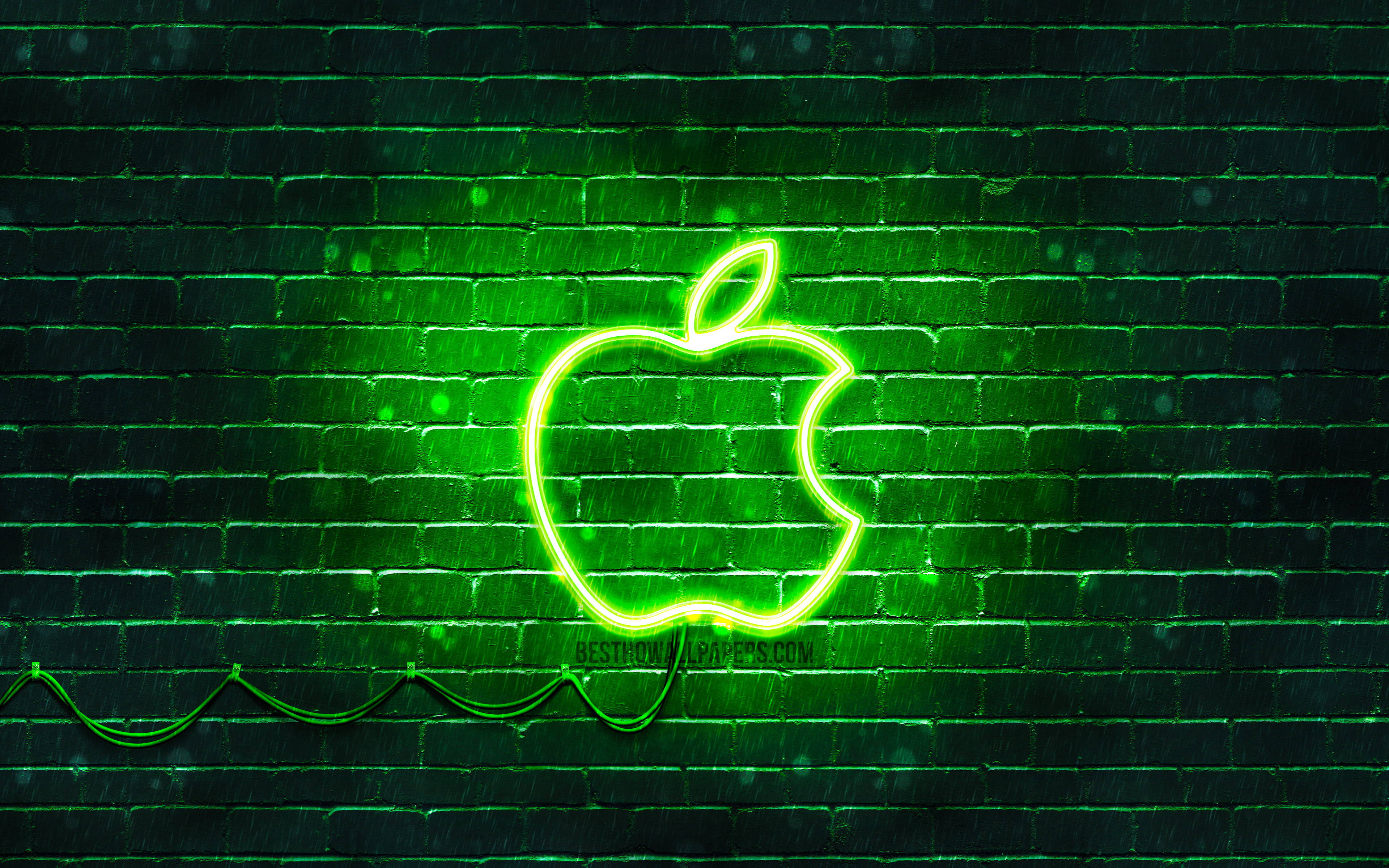 霓虹綠美學 桌布 壁紙 — 發光的綠色霓虹燈Apple標誌在潮濕的深色磚牆上閃耀，帶有雨痕和微妙的輝光反射。