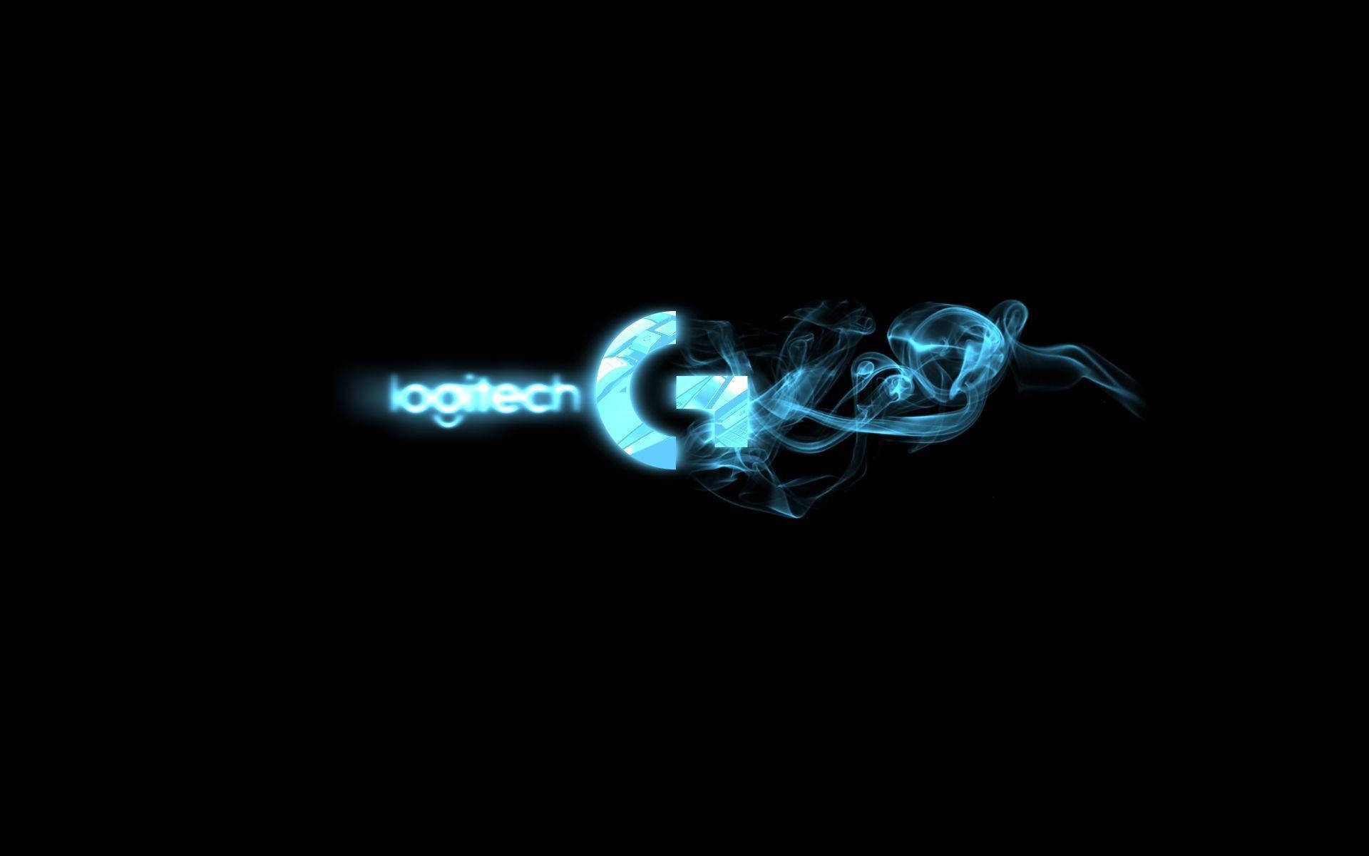 Logitech 桌布 壁紙 — 發光的藍色 Logitech G 標誌從黑色背景上旋轉的數位煙霧中浮現。