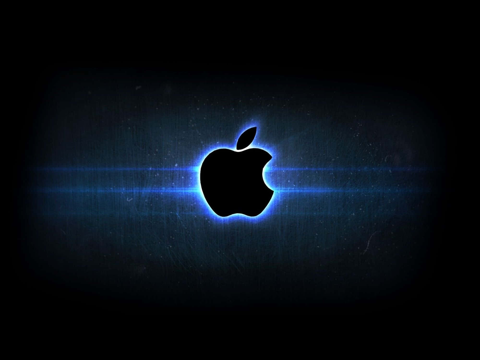 Blue Apple Logo 桌布 壁紙 — 發光的藍色Apple標誌在深色紋理背景上散發光芒，帶有微妙的鏡頭光暈效果。