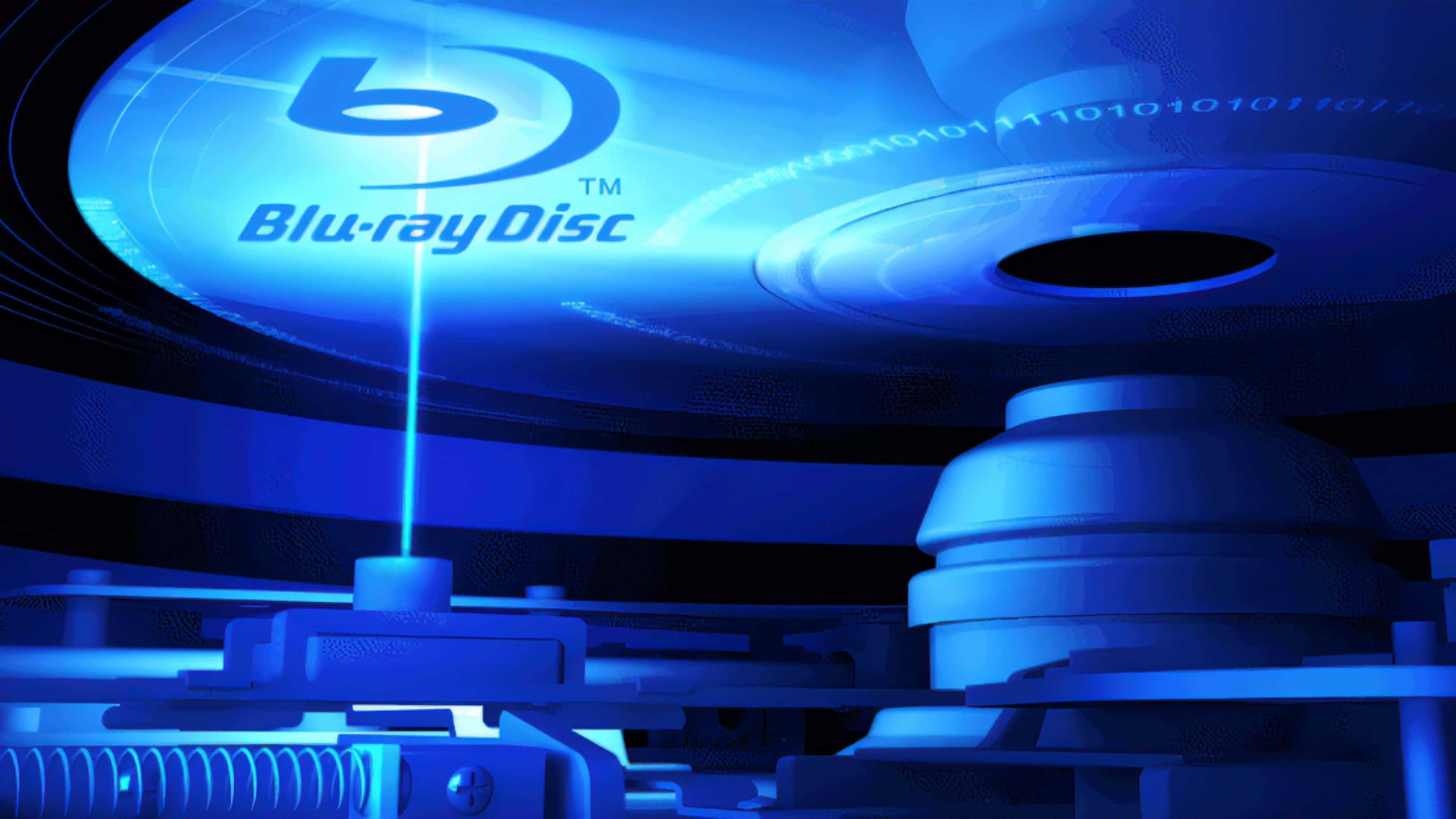 4K Blu-ray 桌布 壁紙 — 發光的藍色Blu-ray光碟在雷射光束下旋轉，處於一個高科技光碟機中，周圍有二元碼盤旋。