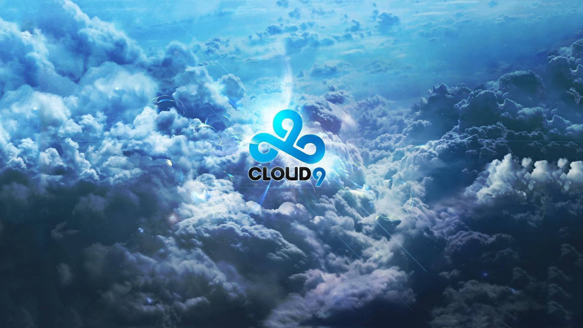 Cloud9 桌布 壁紙 — 發光的藍色Cloud9標誌在廣闊的蓬鬆雲海之上，在燦爛的天空下明亮地閃耀。