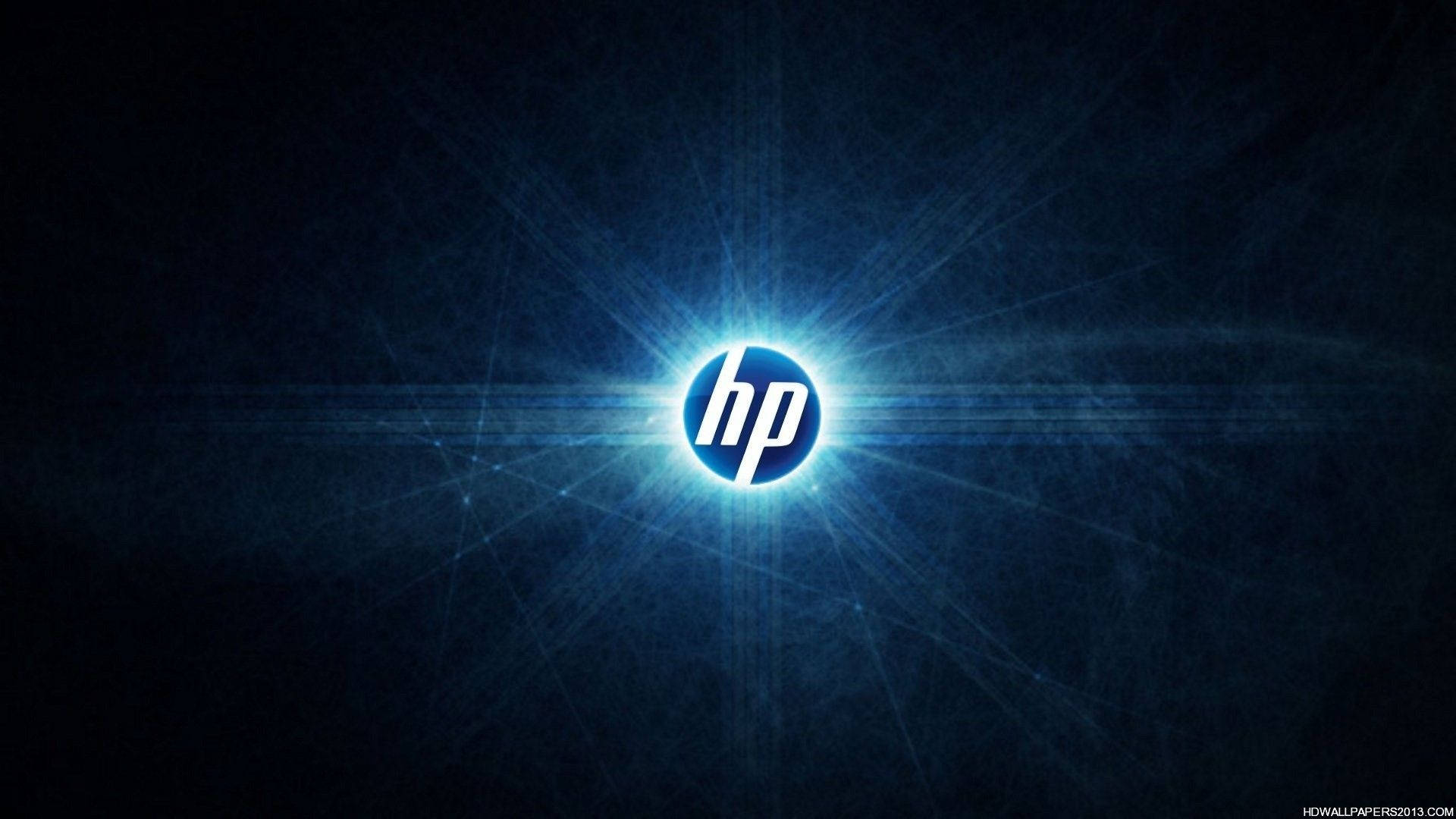 HP 桌布 壁紙 — 發光的藍色HP標誌在黑暗紋理背景上散發出明亮光線，帶有鏡頭光暈效果。