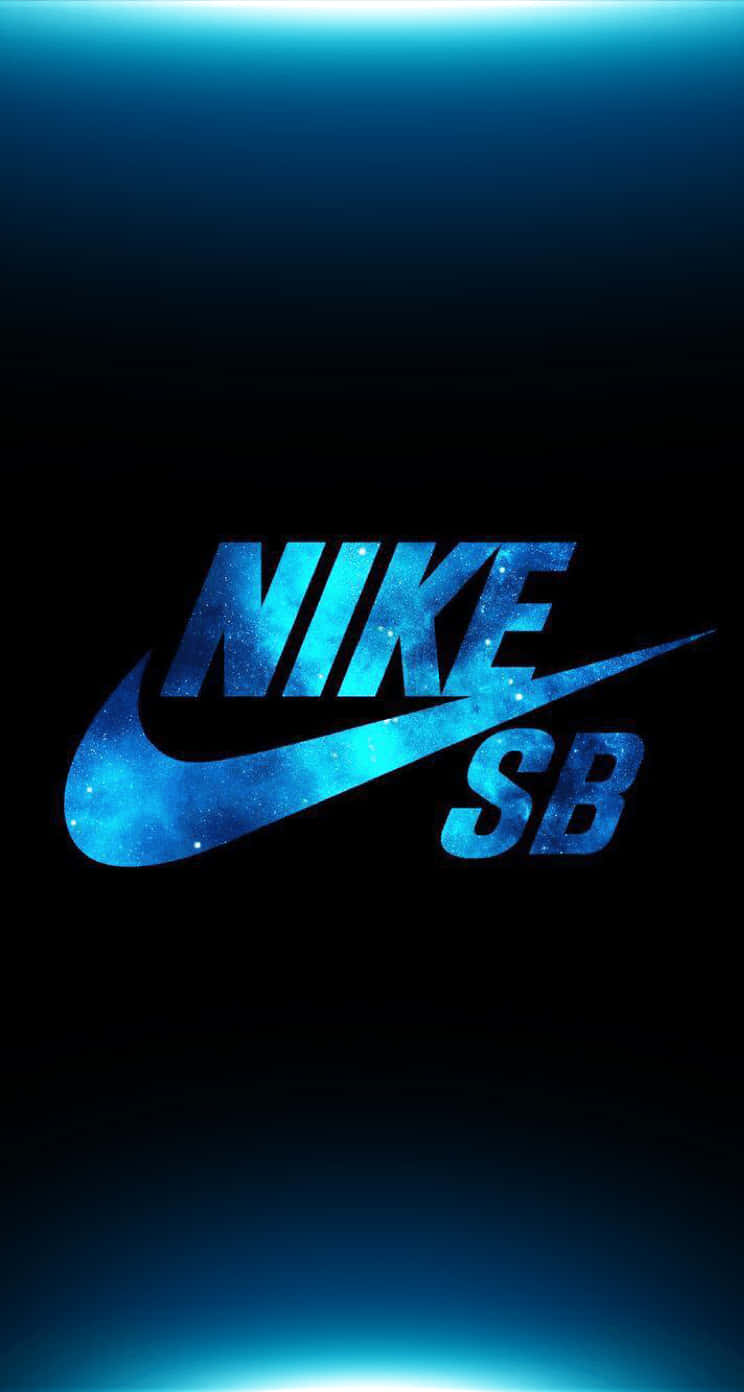 桌布 壁紙 — 發光的藍色Nike SB標誌，帶有宇宙紋理，居中在深色漸變背景上。