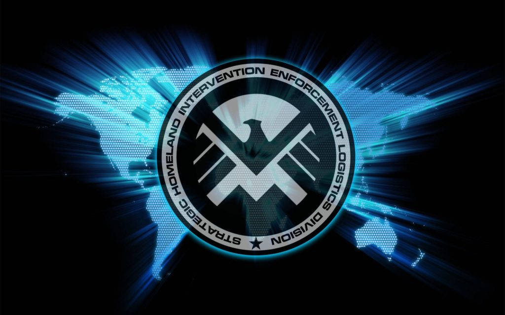 Marvel Logo 桌布 壁紙 — 發光的藍色SHIELD標誌在數位世界地圖背景下散發光芒。