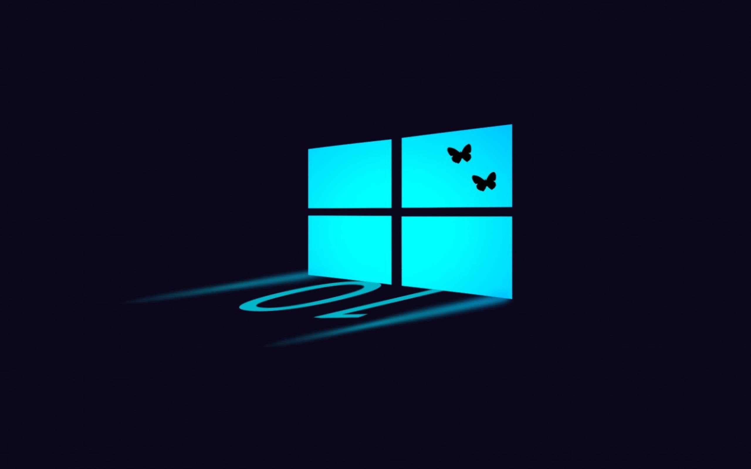 Windows 10 高畫質 桌布 壁紙 — 發光的藍色Windows 10標誌在黑暗的地面上投下柔和的陰影，兩隻蝴蝶在其右上角窗格附近翩翩起舞。