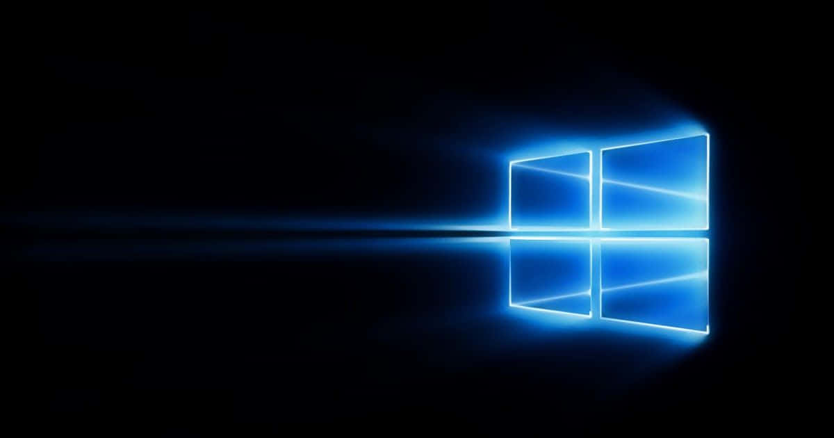 Windows 10 Desktop 桌布 壁紙 — 發光的藍色Windows標誌在黑暗背景上明亮地閃耀，下方有反射表面。